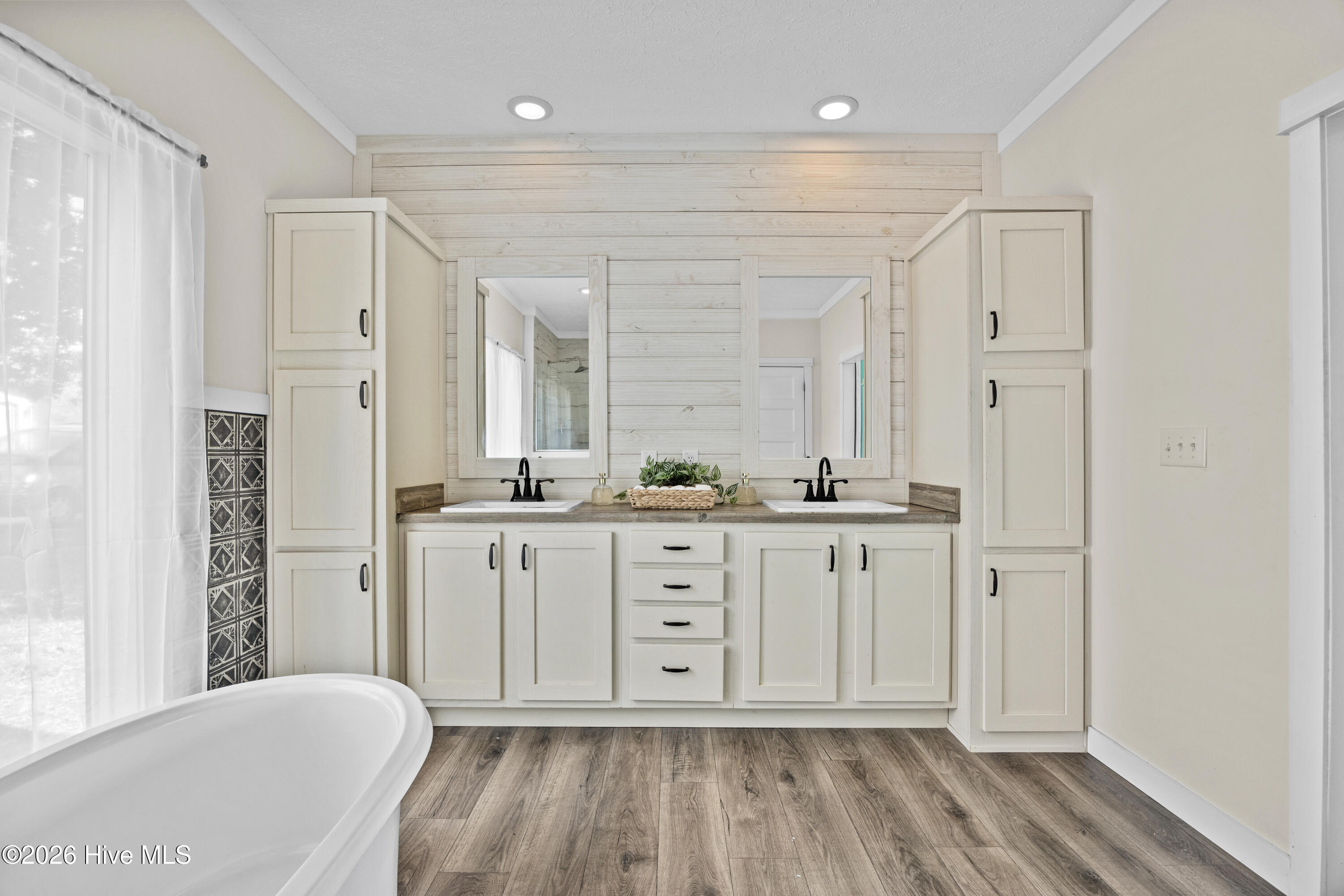 100559511 | Photo 40