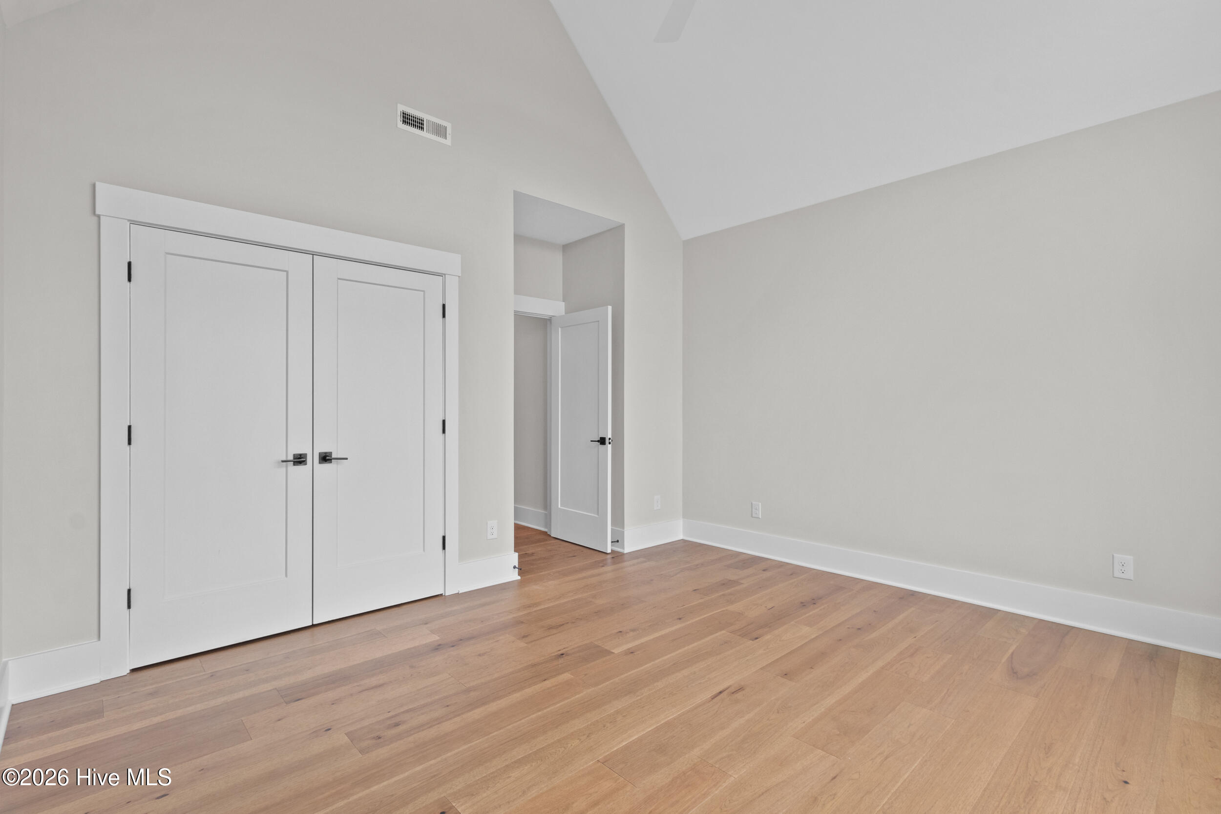 100568514 | Photo 32