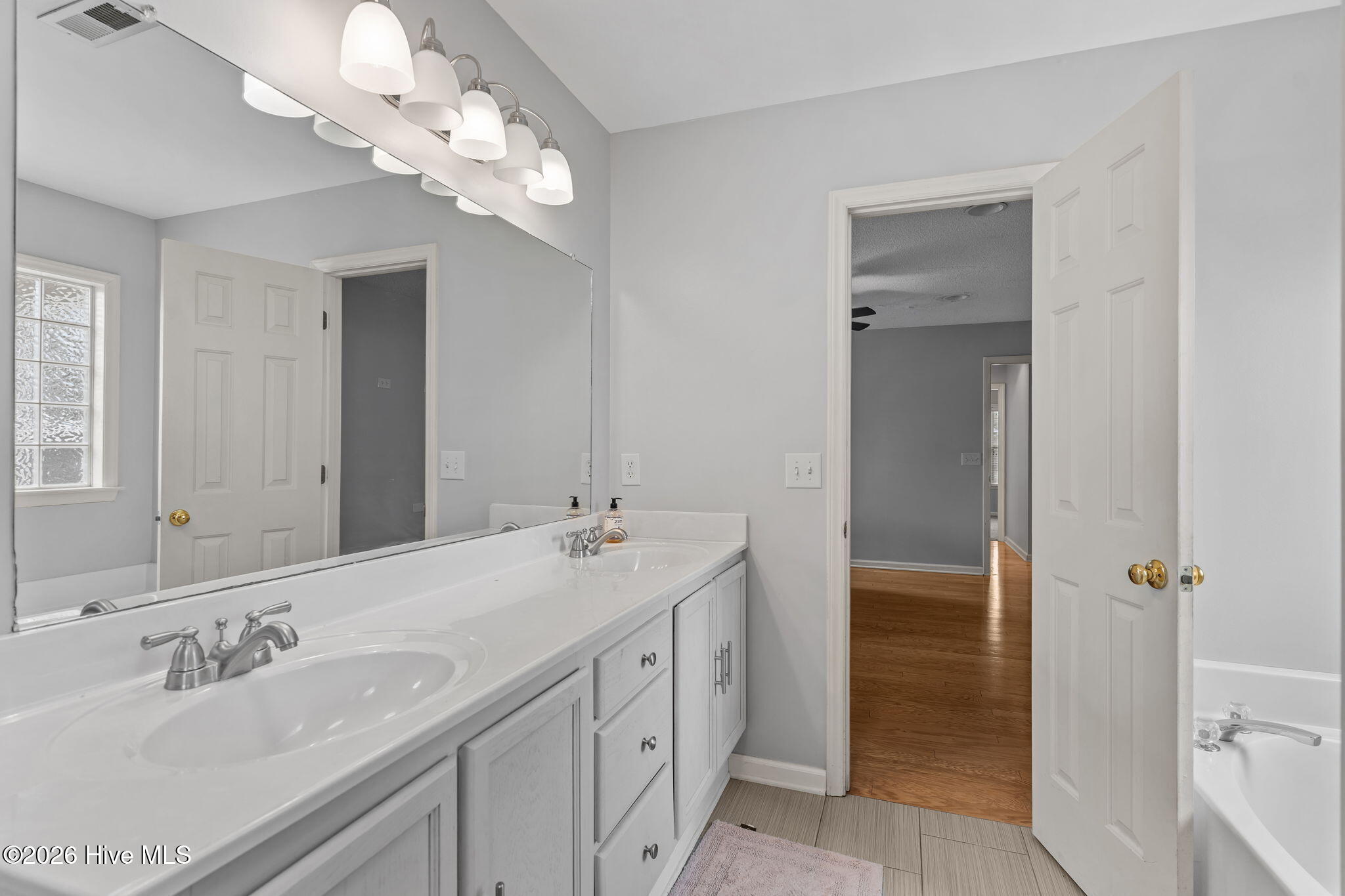 100569339 | Photo 30