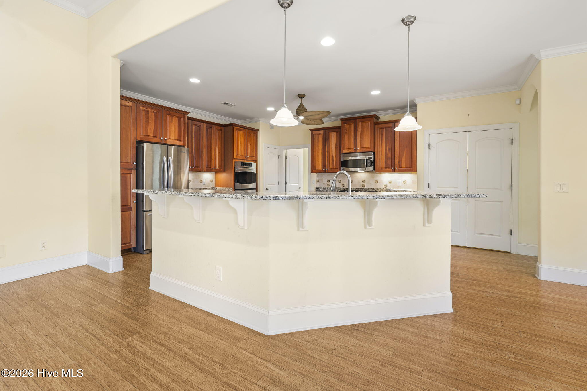 100568183 | Photo 13