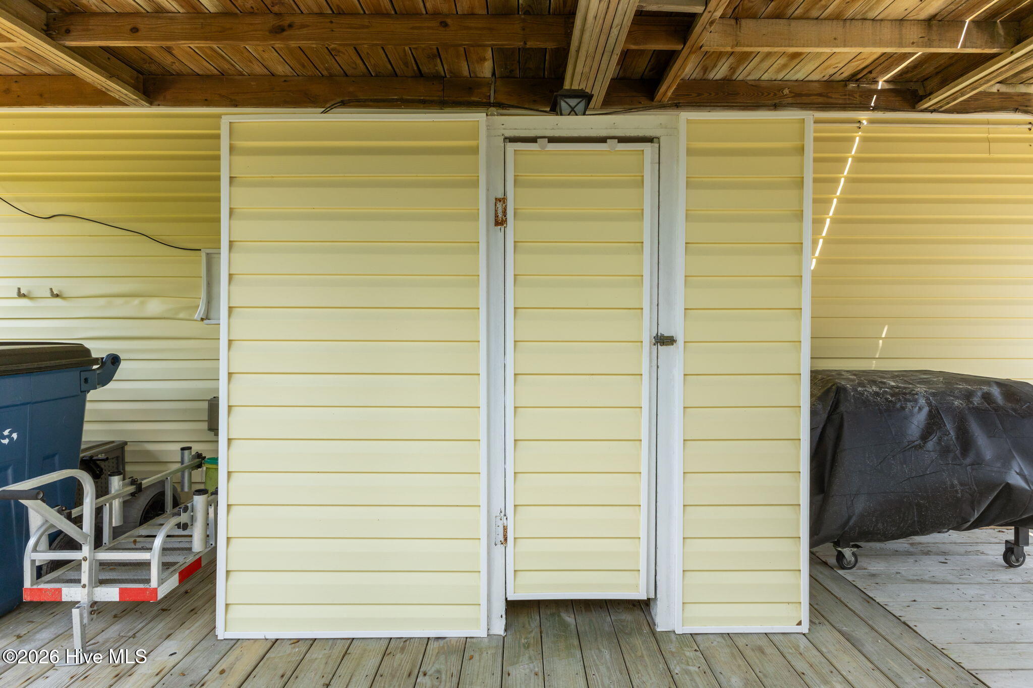 100568142 | Photo 38