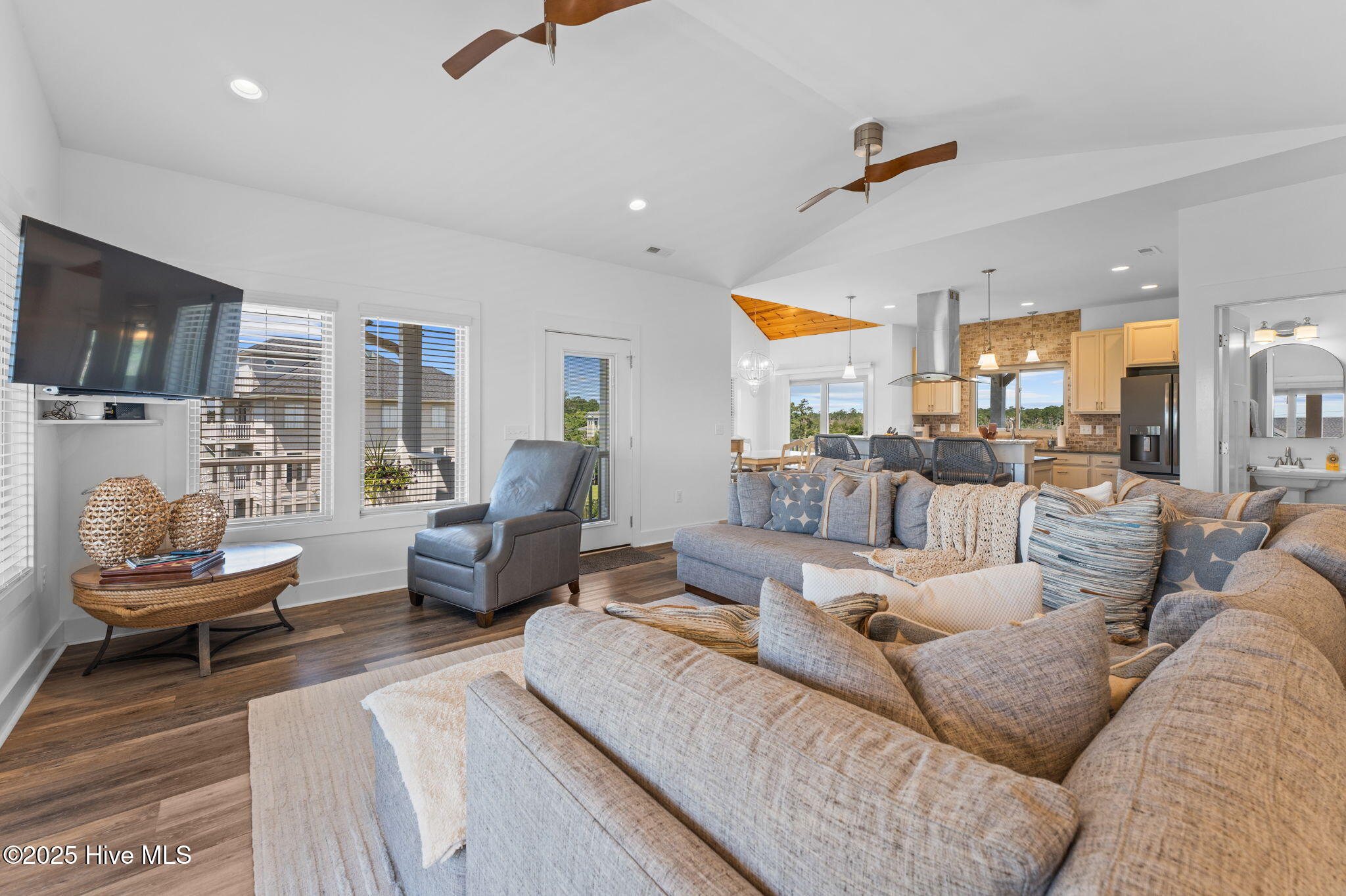 100514865 | Photo 37