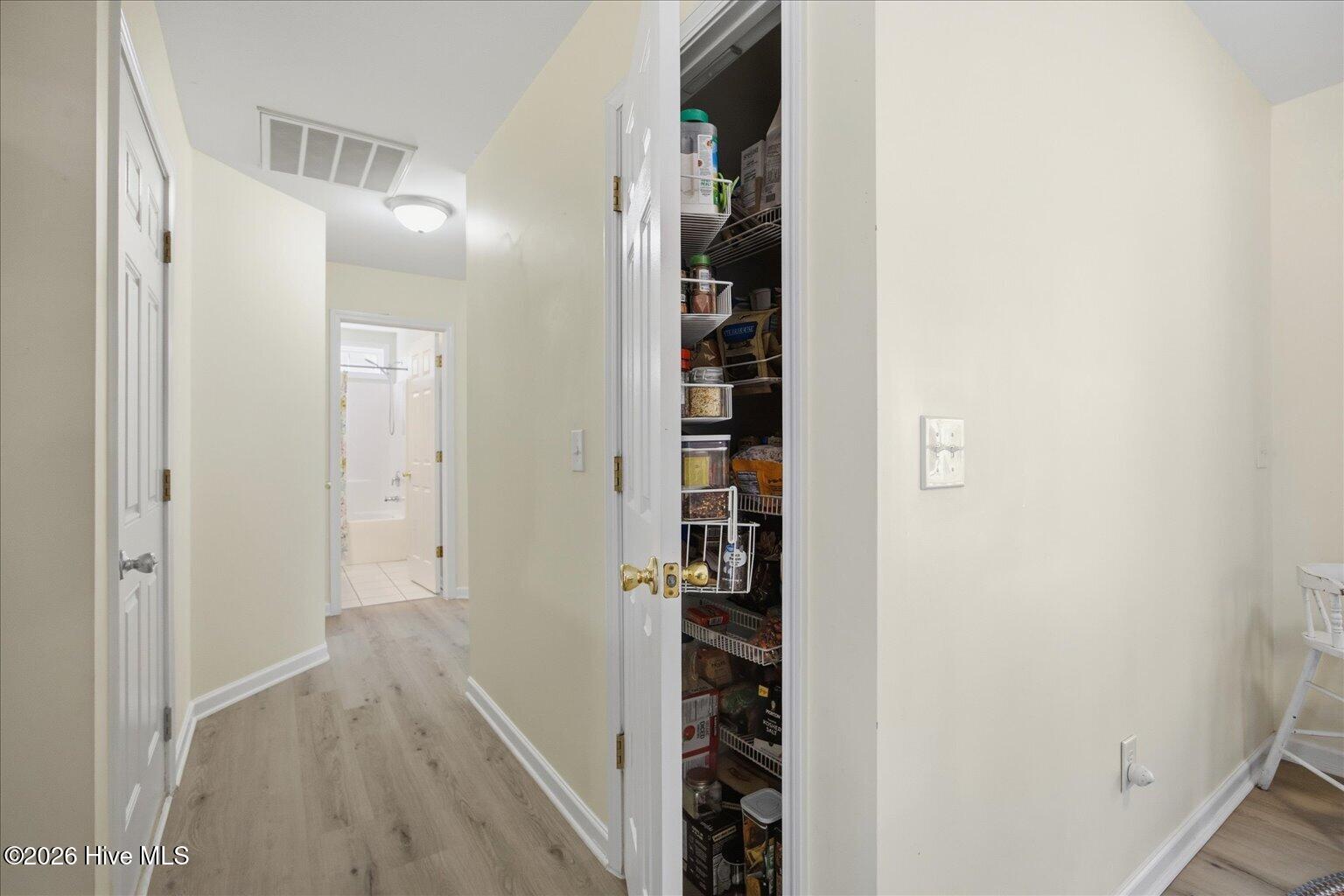 100558817 | Photo 23