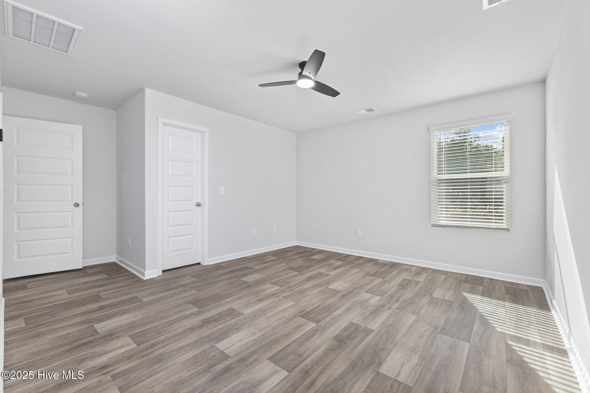 100544084 | Photo 44