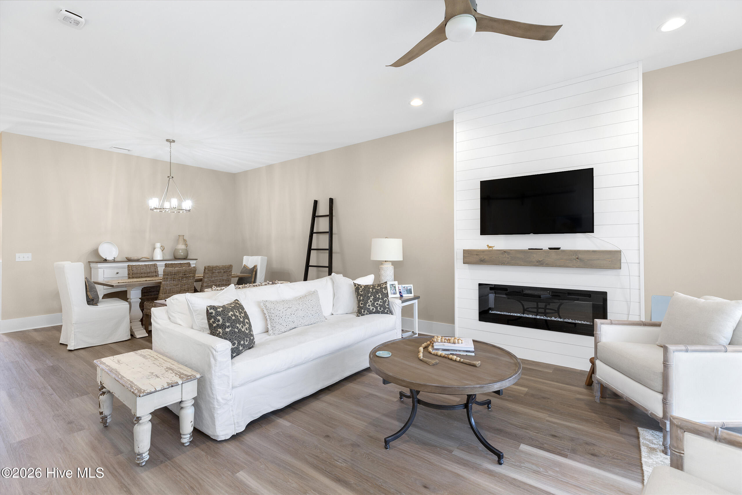 100561954 | Photo 11