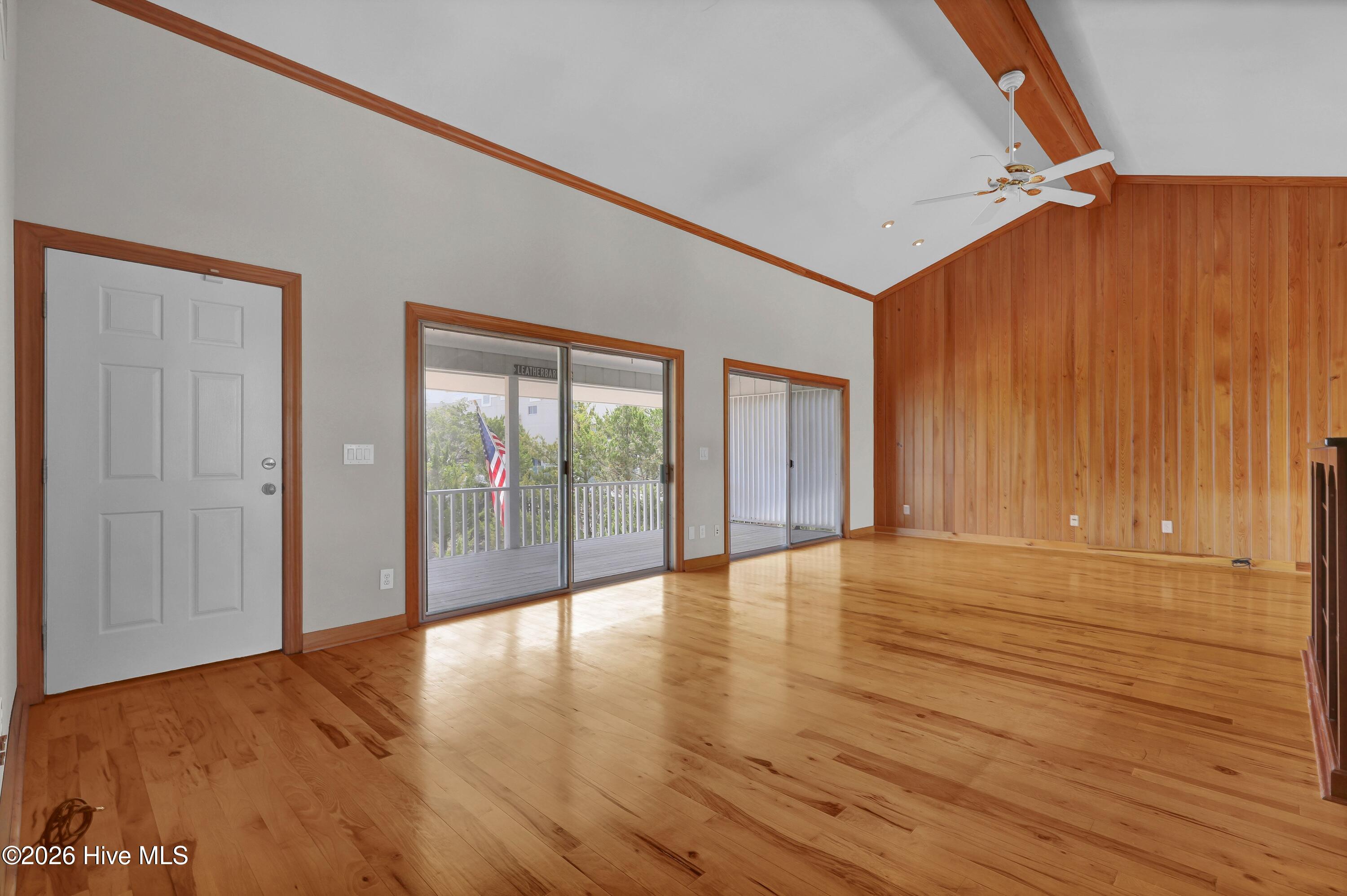 100565989 | Photo 10