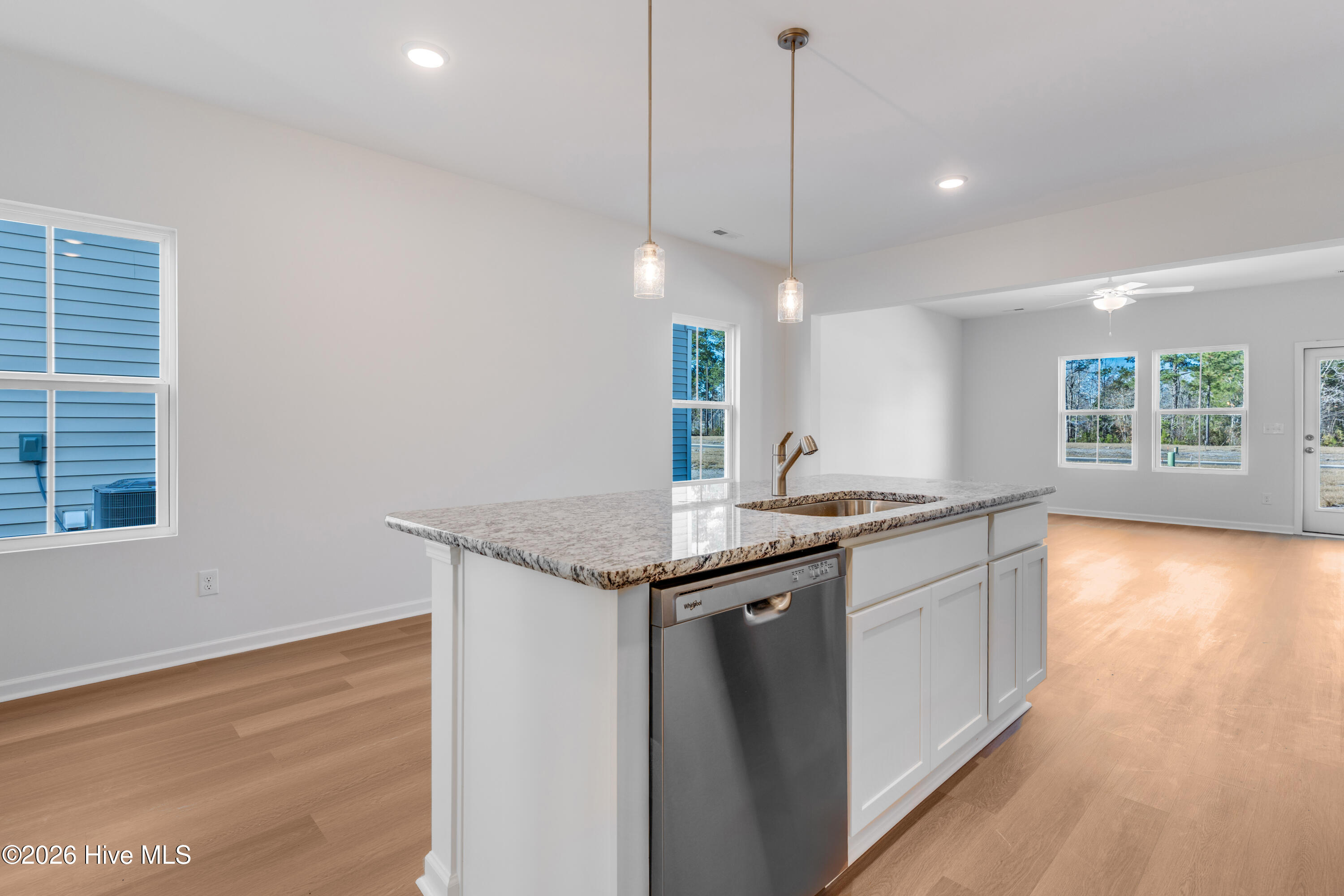 100563545 | Photo 14