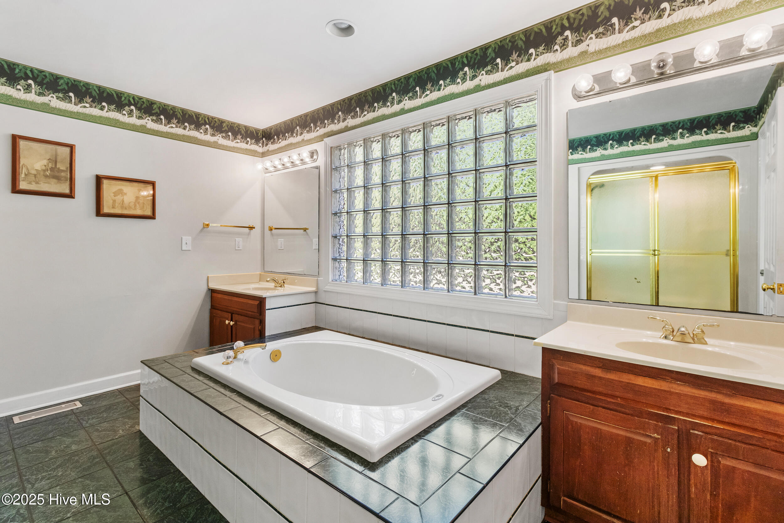 100502660 | Photo 19