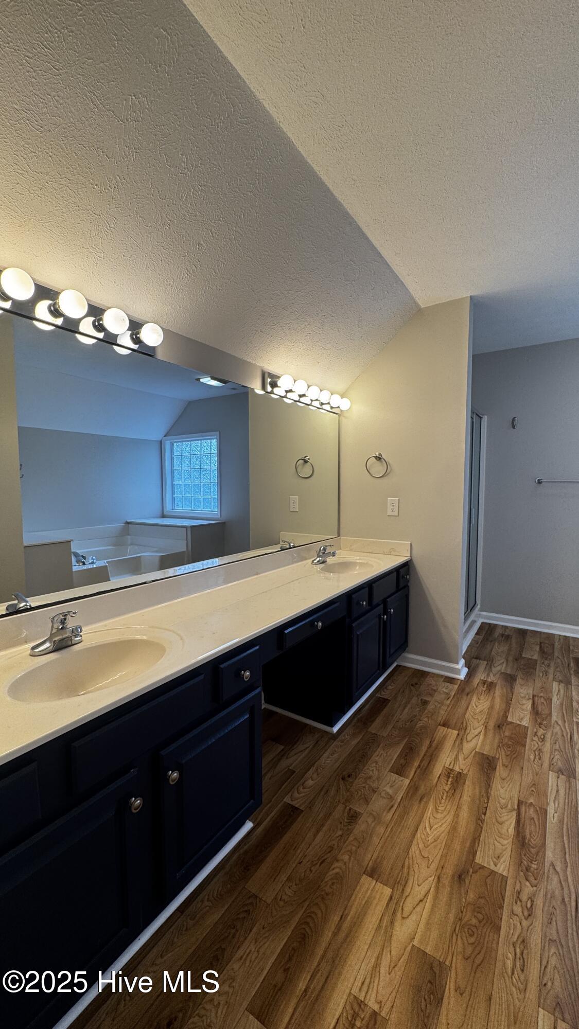 100525819 | Photo 25