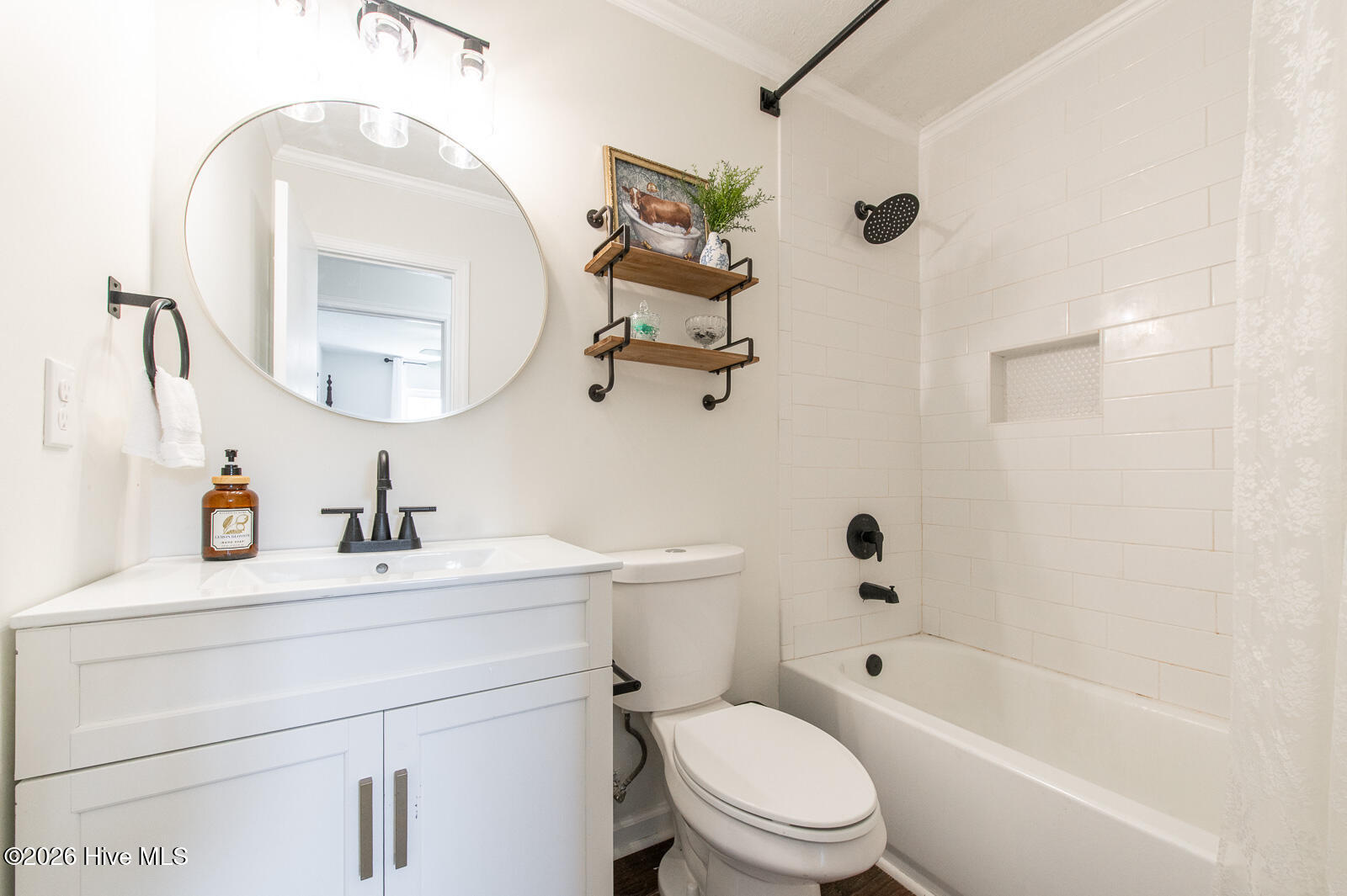 Full Guest Bath with Tiled Shower!
