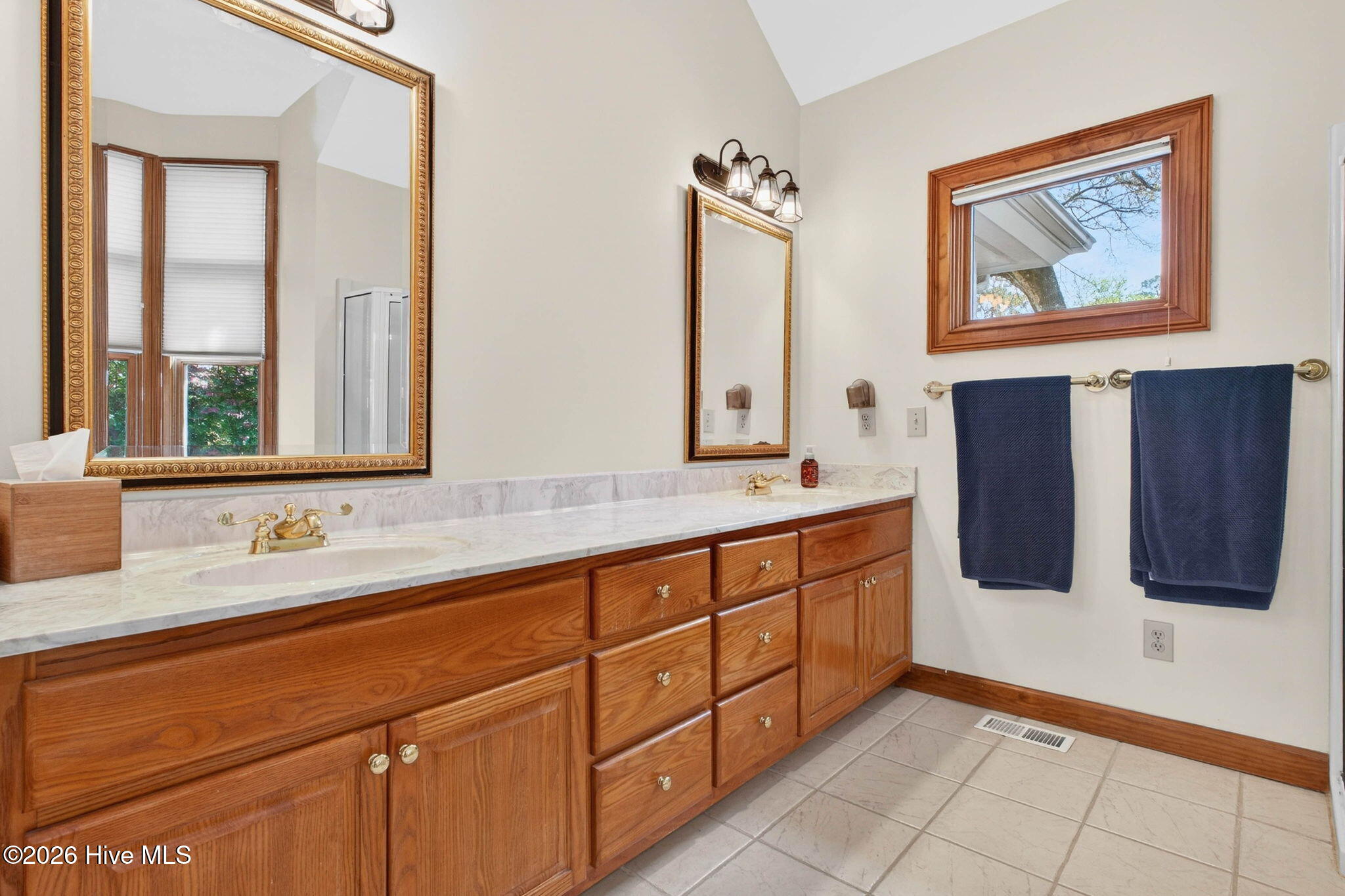 100564885 | Photo 38