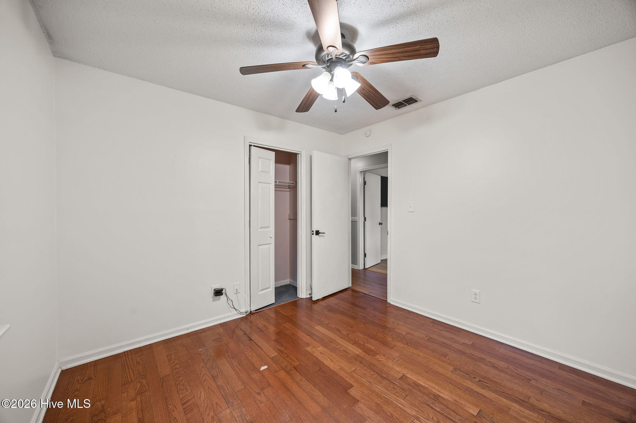 100559460 | Photo 25