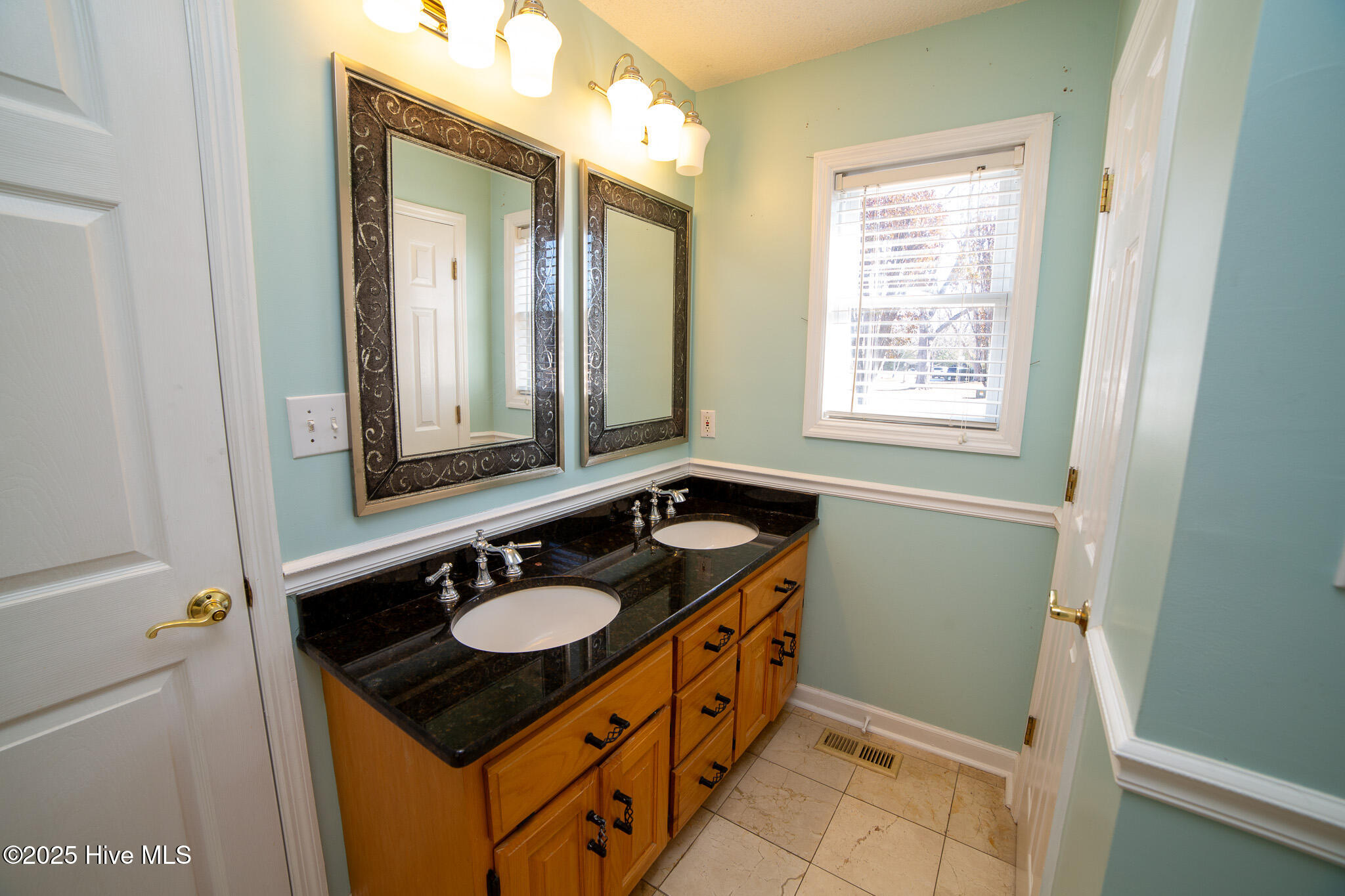 100546342 | Photo 75