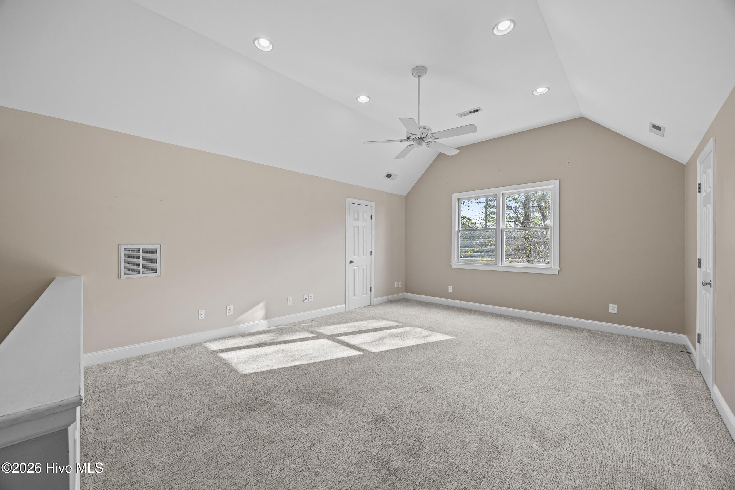 100560704 | Photo 51