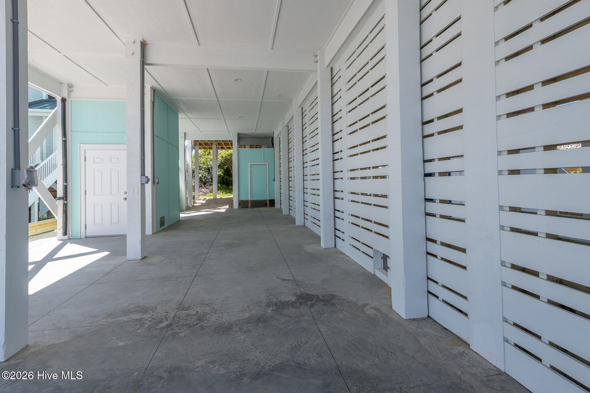 100568096 | Photo 23