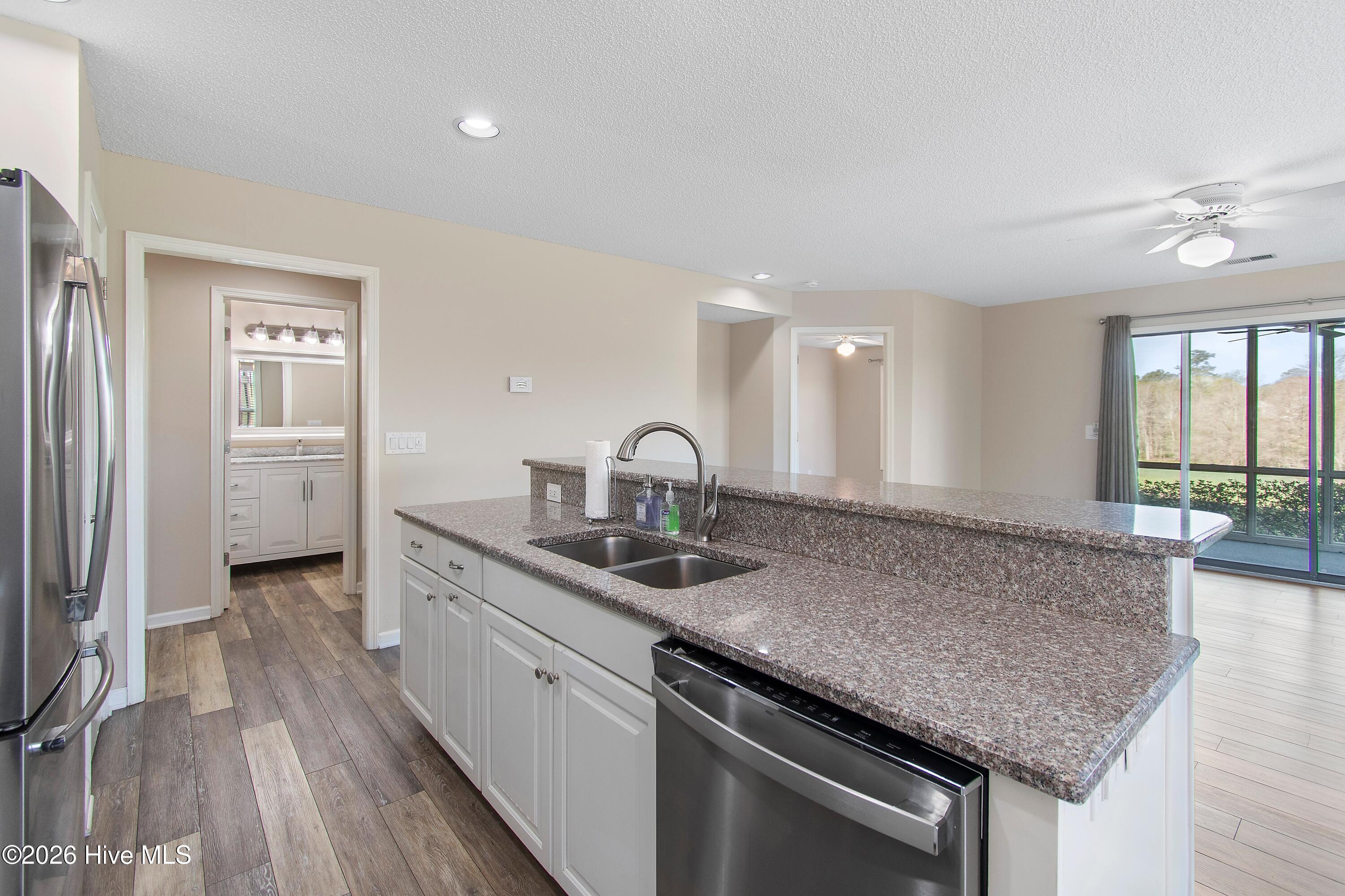 100562302 | Photo 12