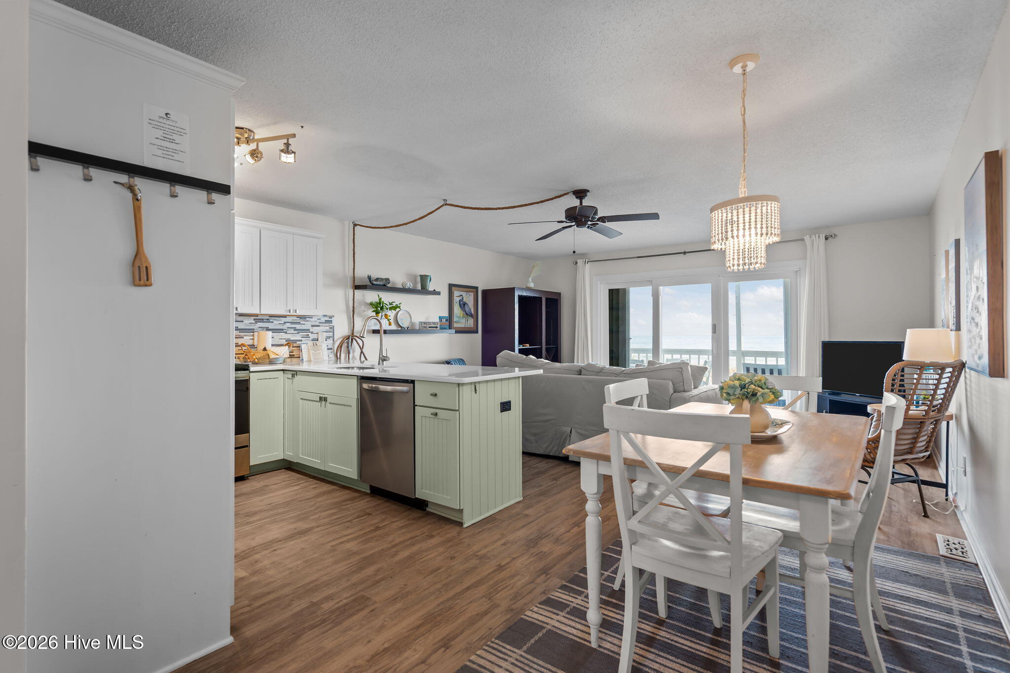 100549615 | Photo 11