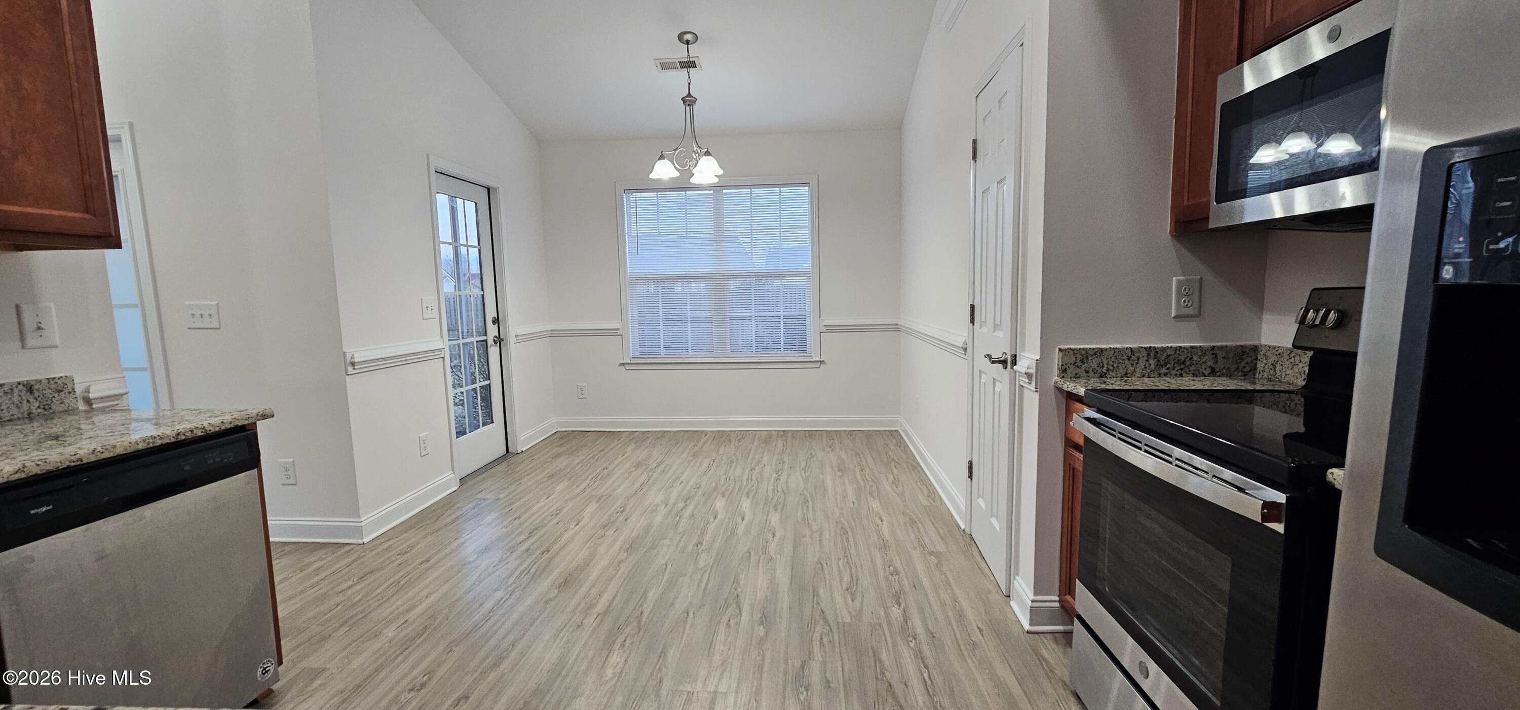 100548448 | Photo 12