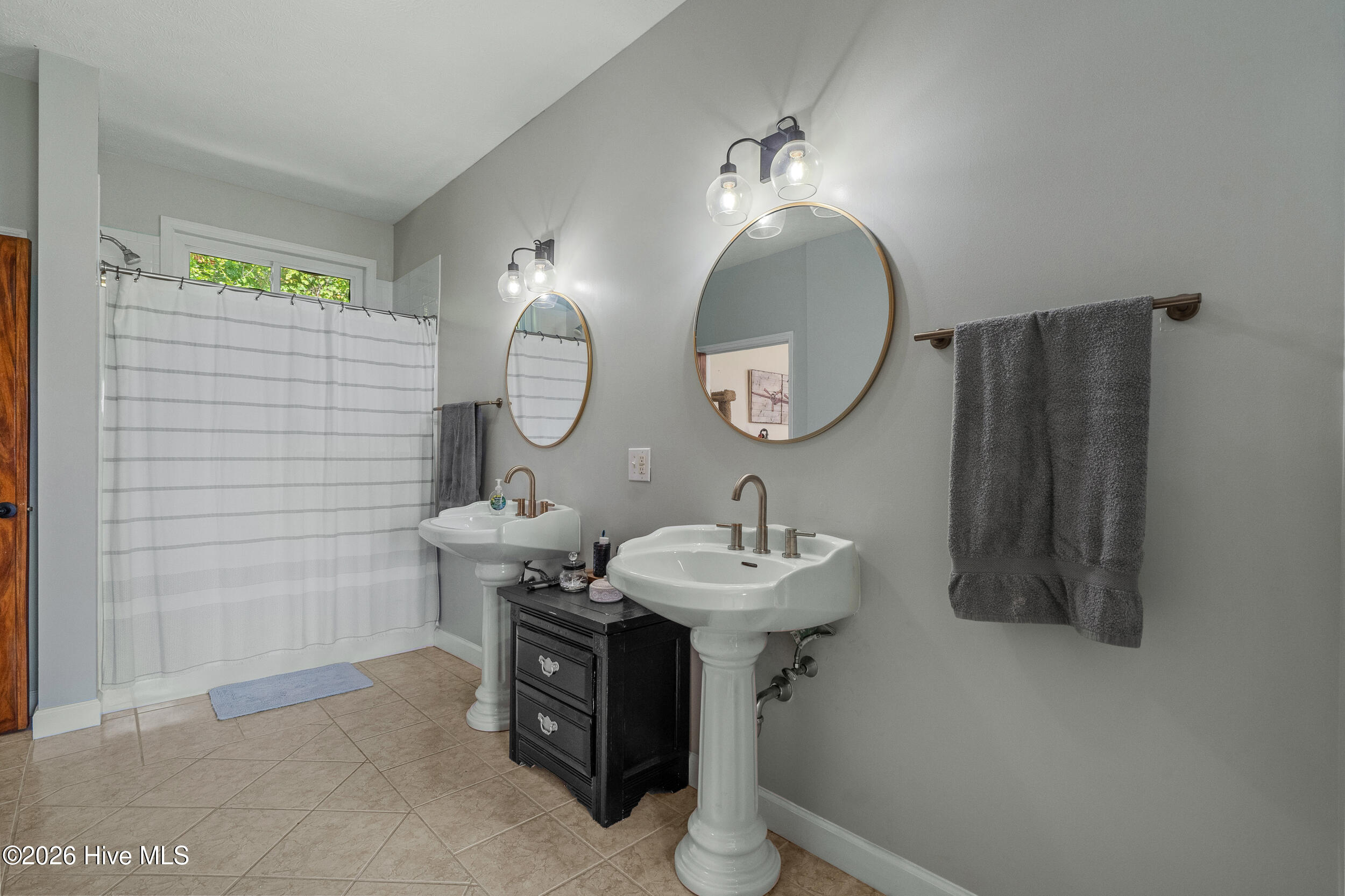 100548426 | Photo 23