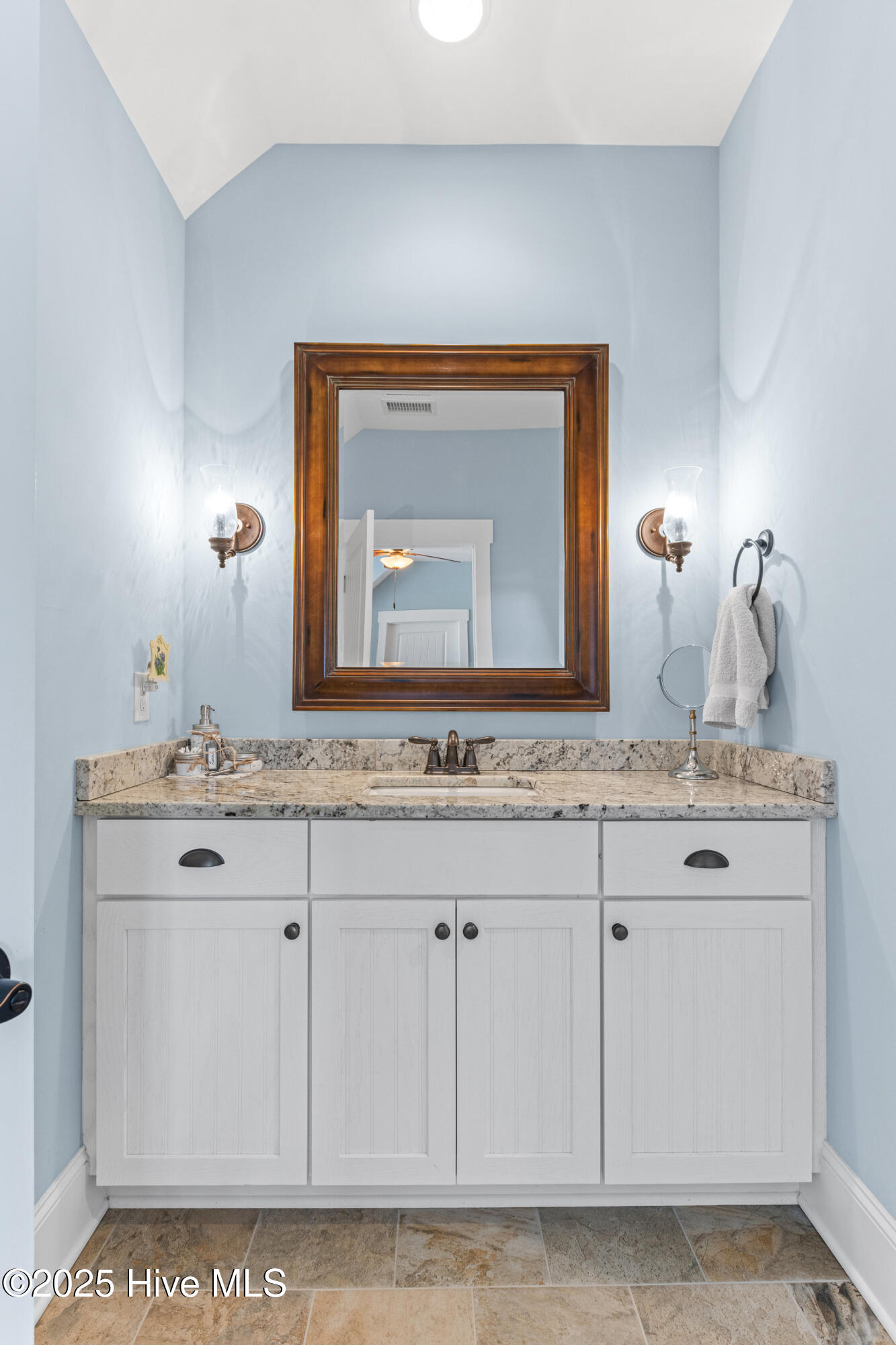 100544717 | Photo 35