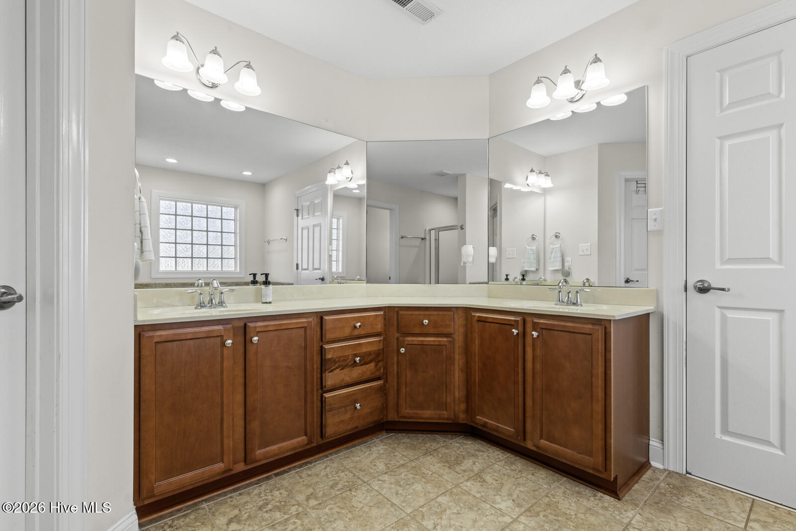 100564788 | Photo 24