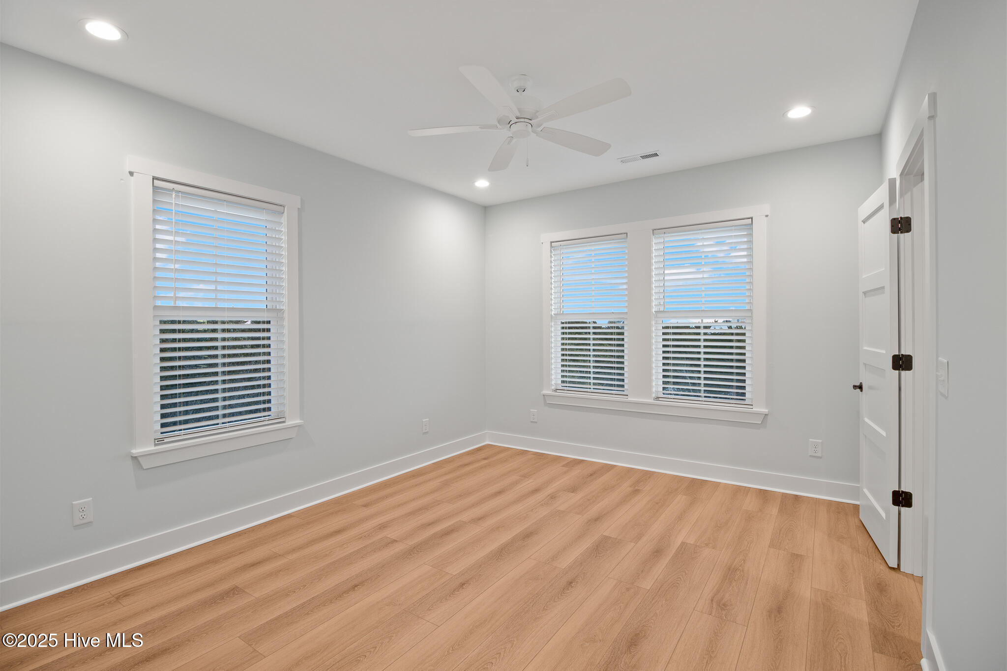 100545973 | Photo 27