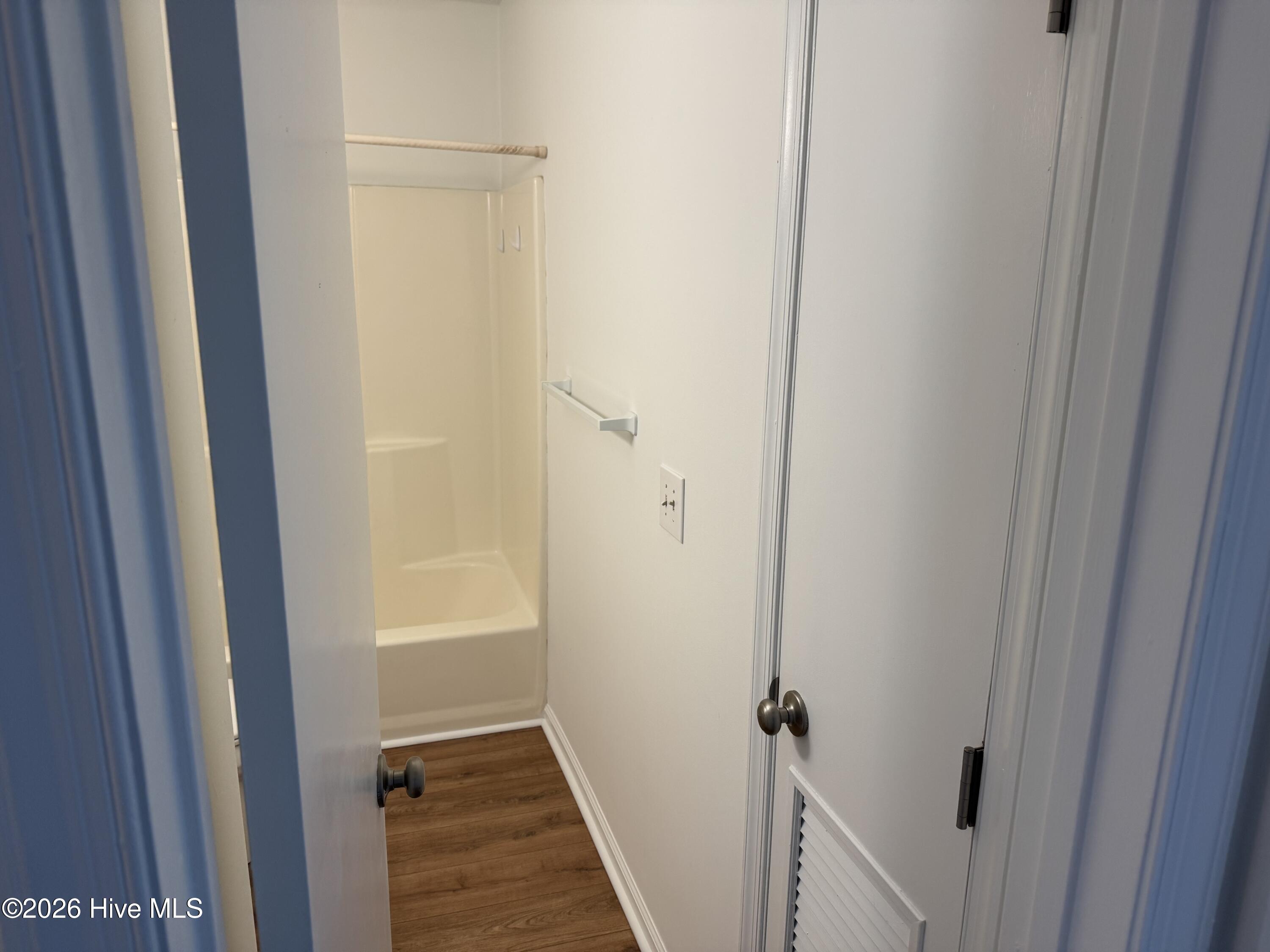 100547107 | Photo 16