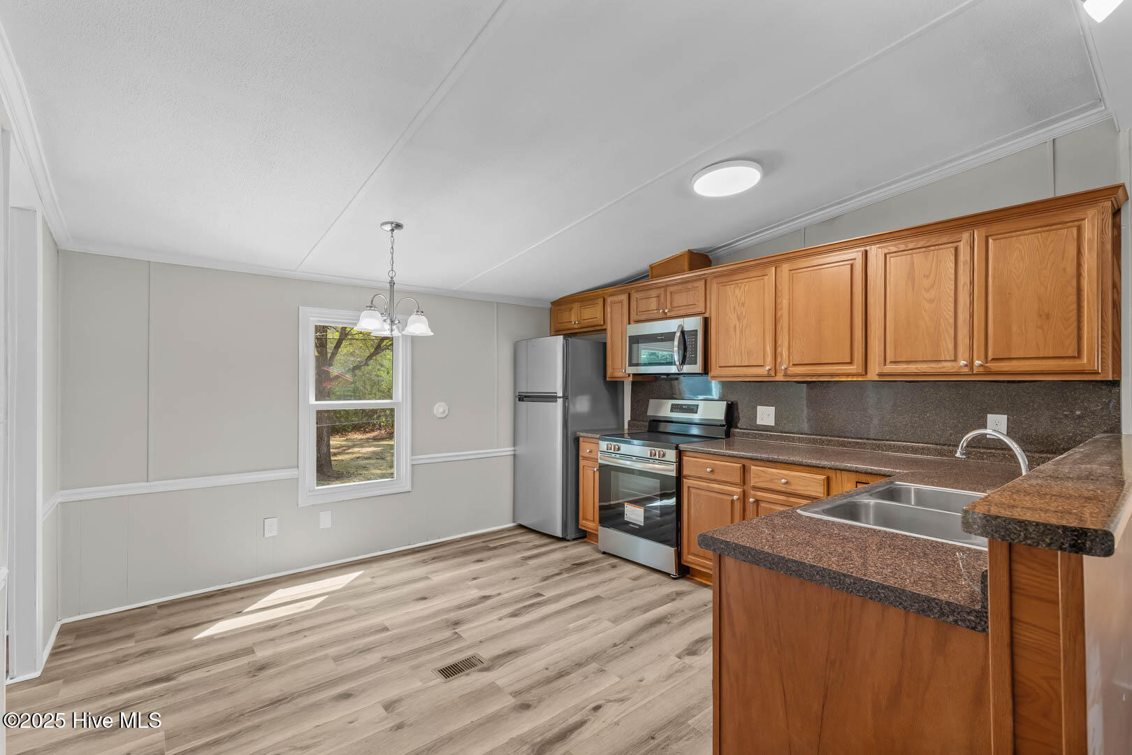 100565795 | Photo 10