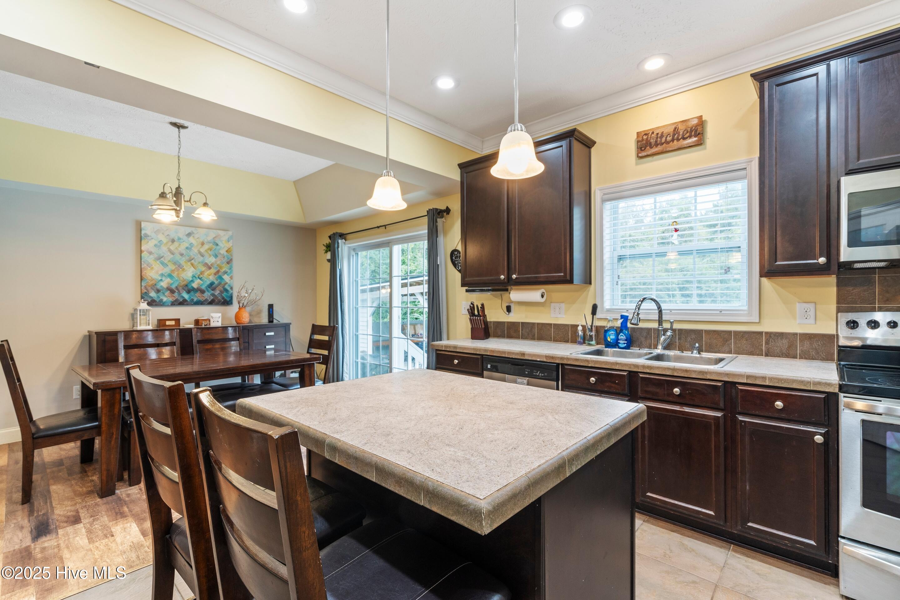 100537388 | Photo 27