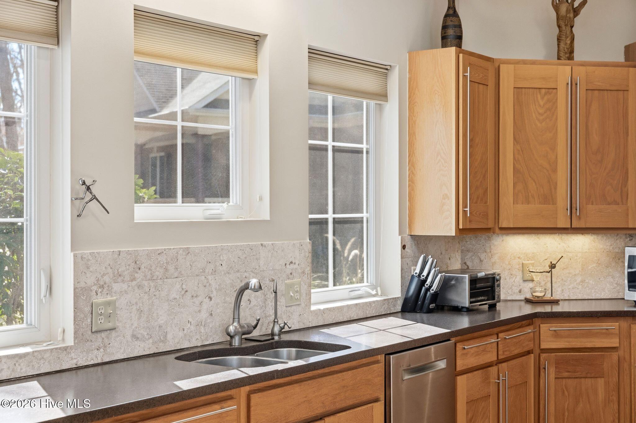 100555834 | Photo 12