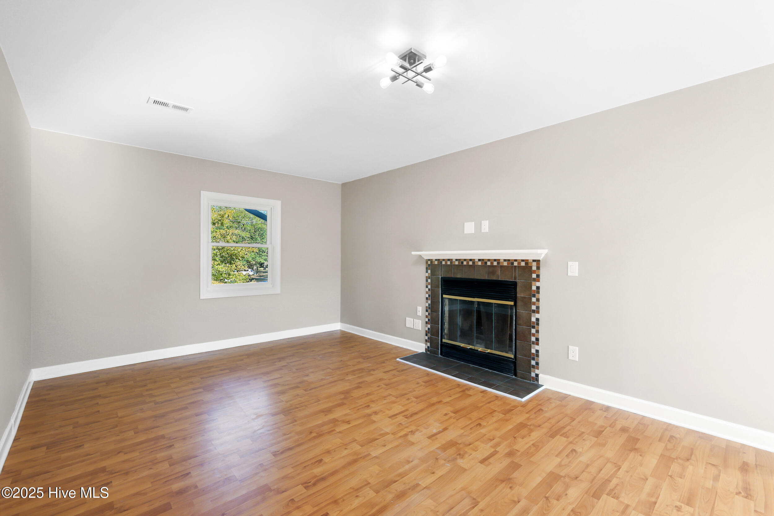 100542075 | Photo 35