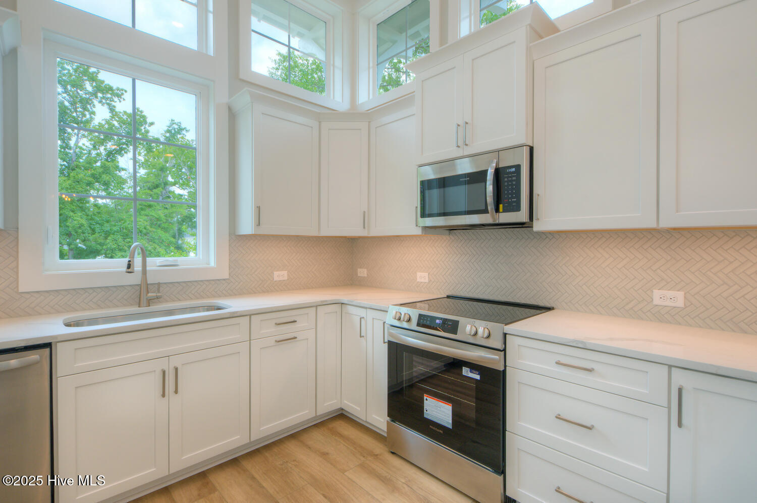 100502885 | Photo 11