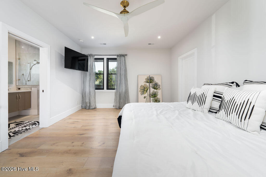 100565197 | Photo 26