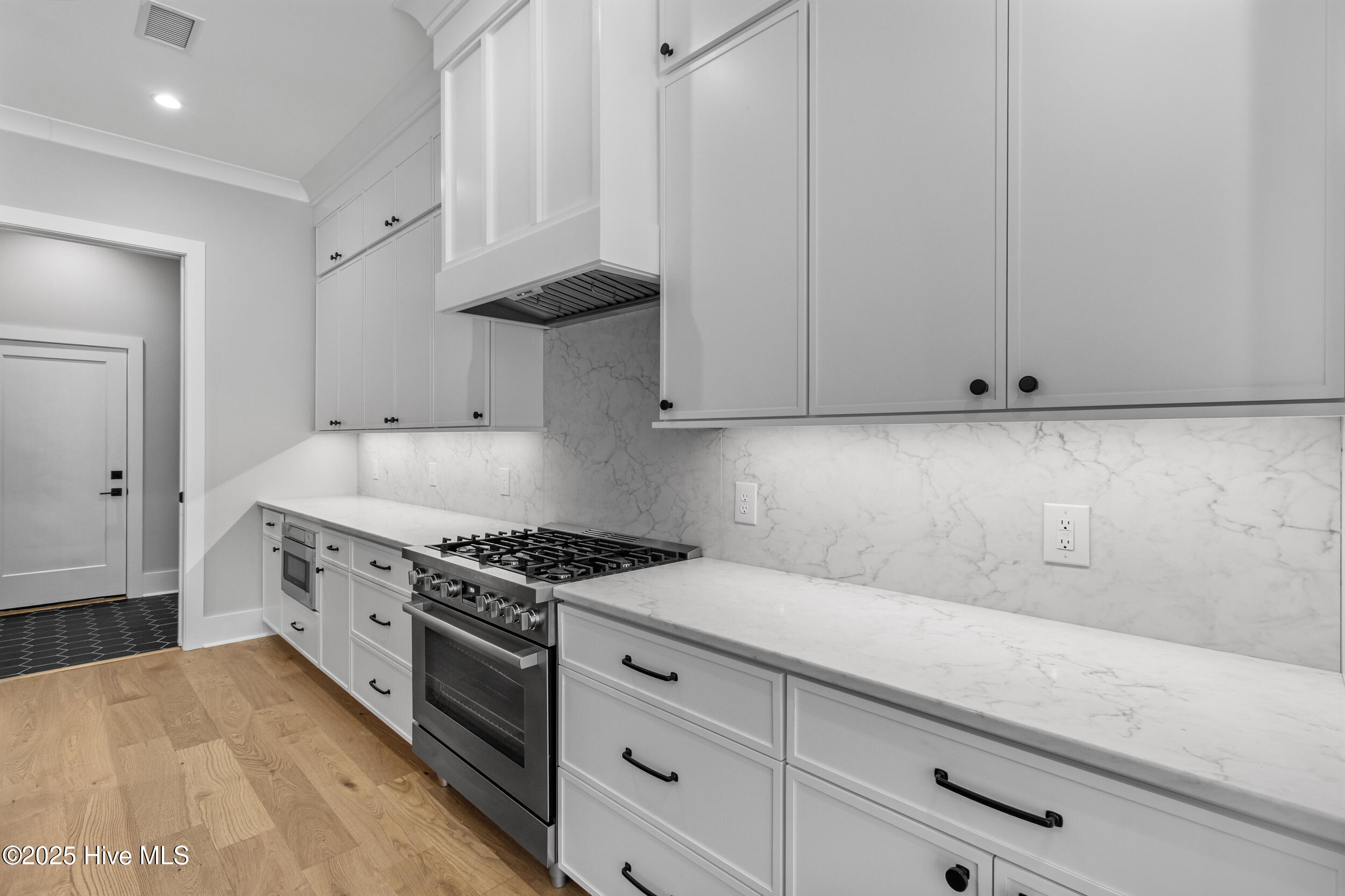 Large kitchen, tons of cabinetry and natural gas appliances