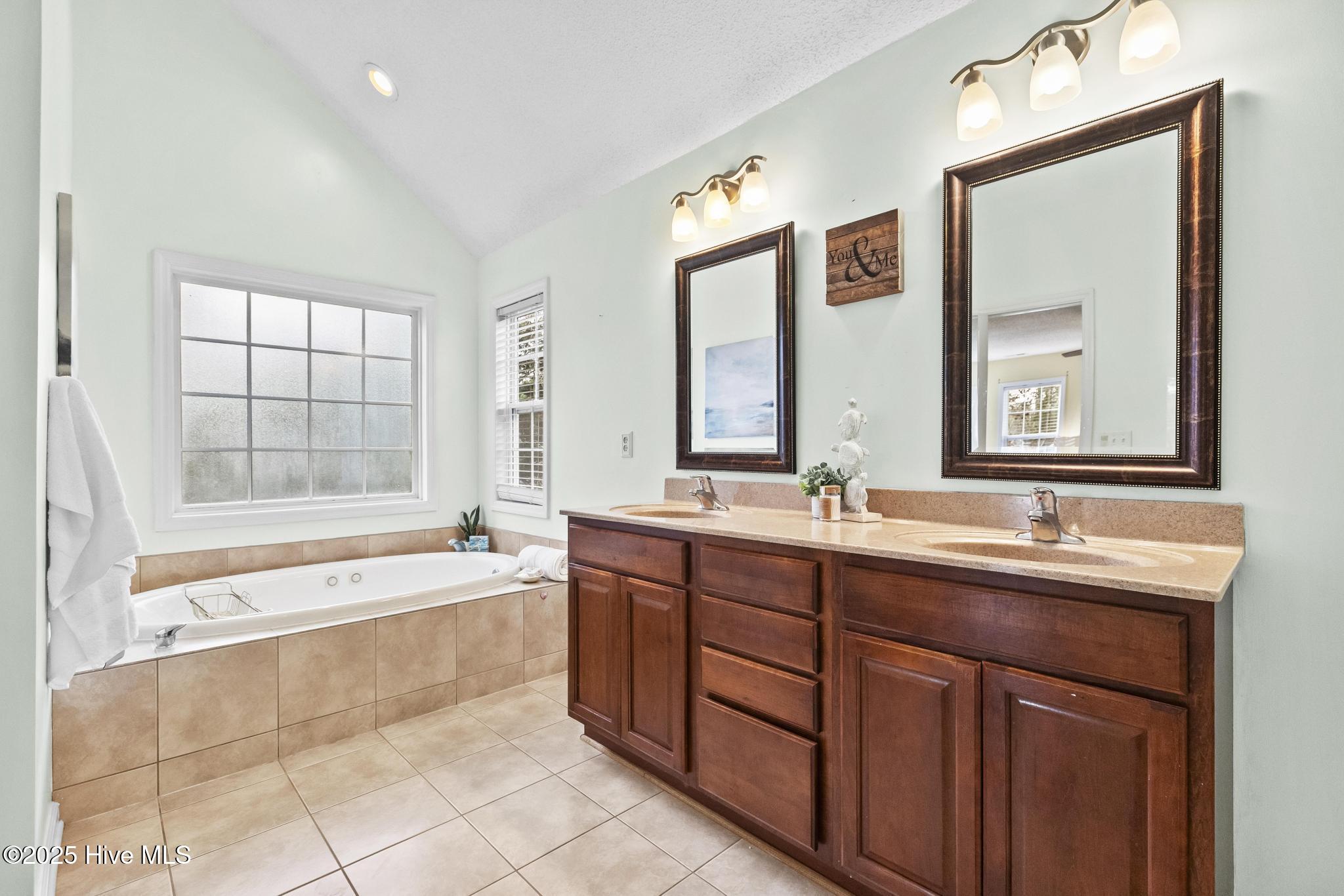 100546183 | Photo 43