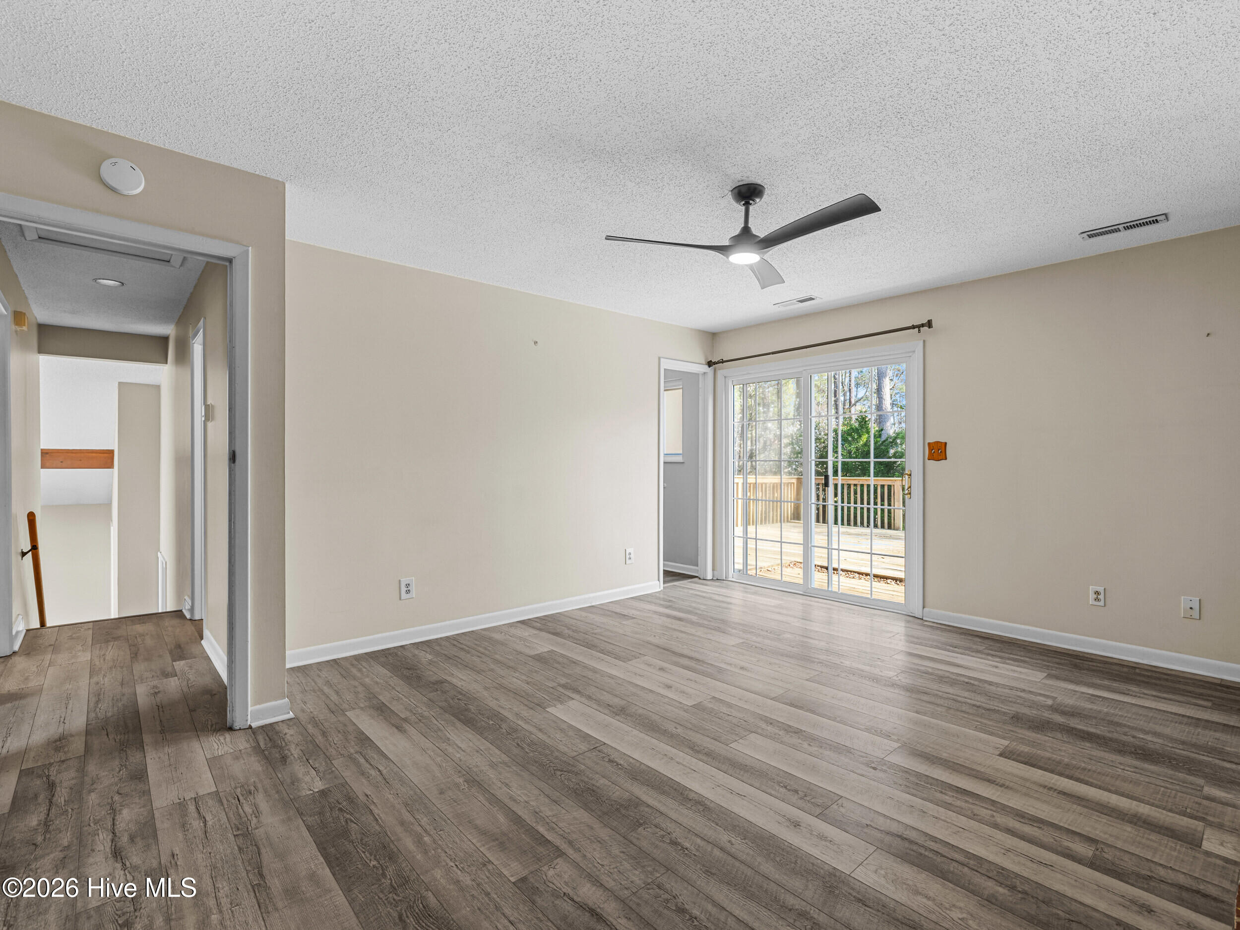 100561743 | Photo 35