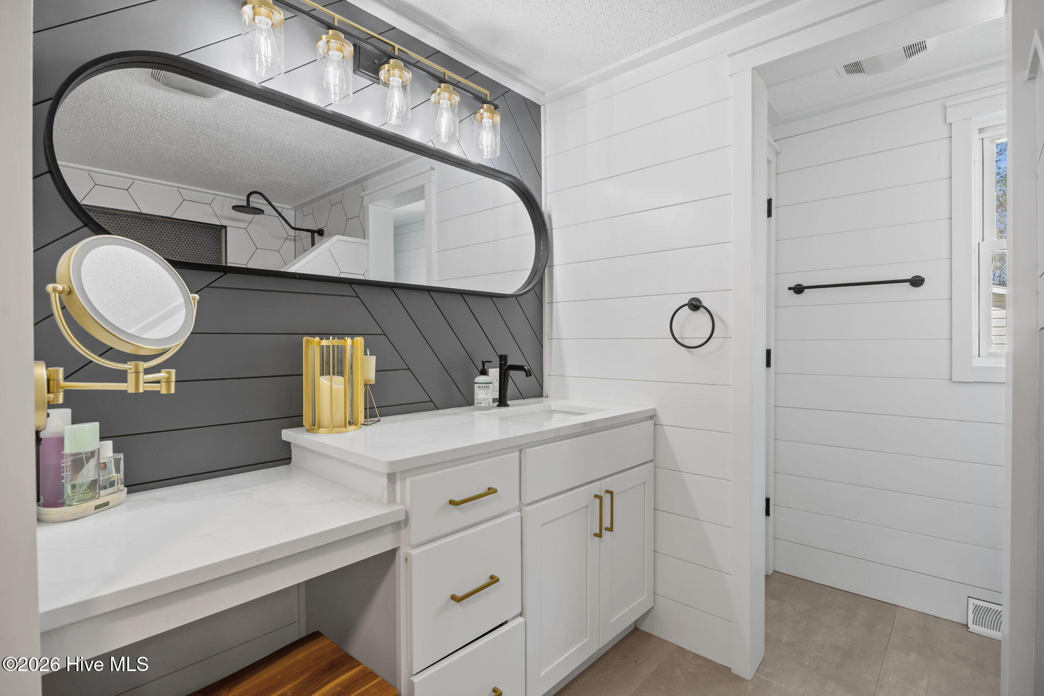 100560111 | Photo 26