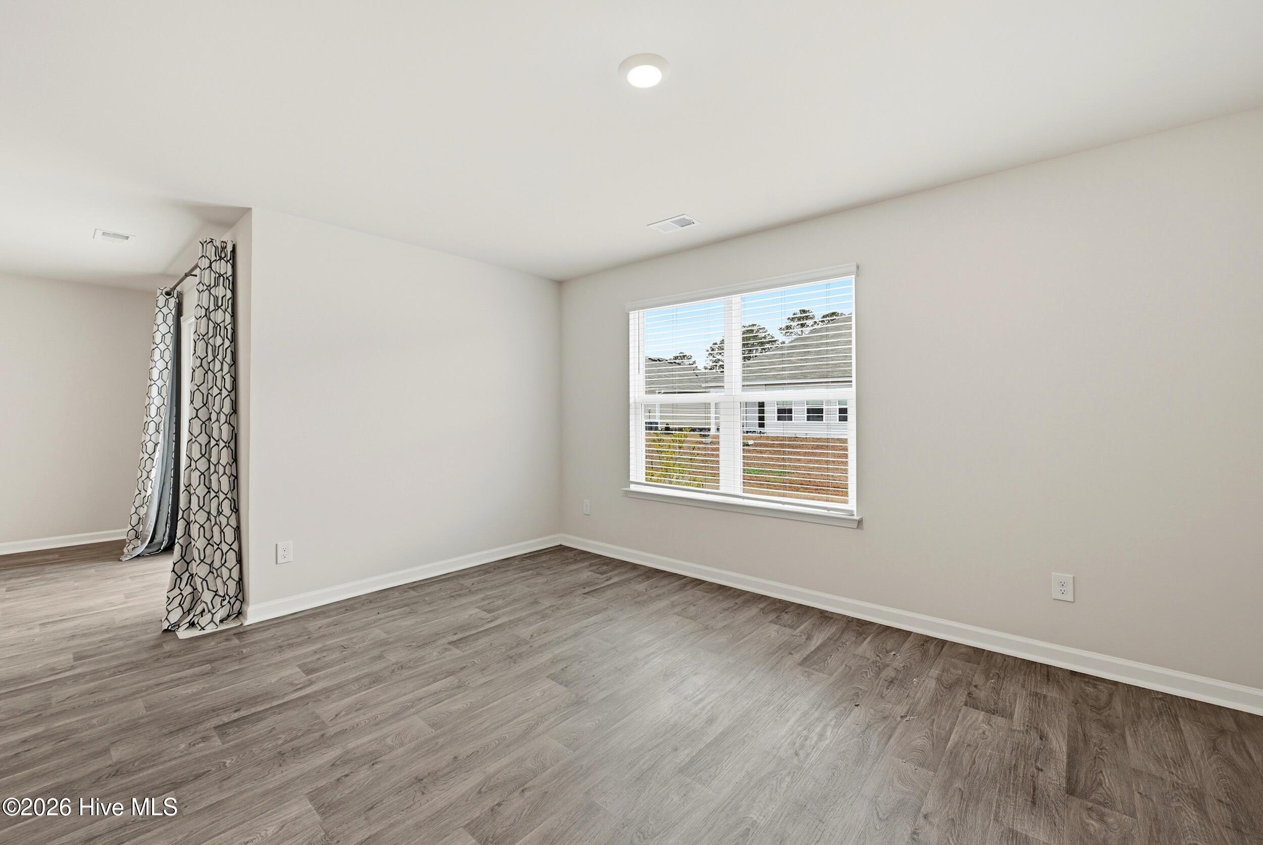 100555935 | Photo 11