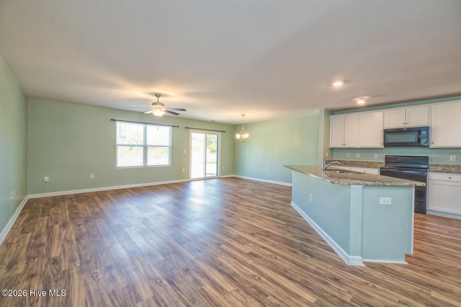 100558342 | Photo 57