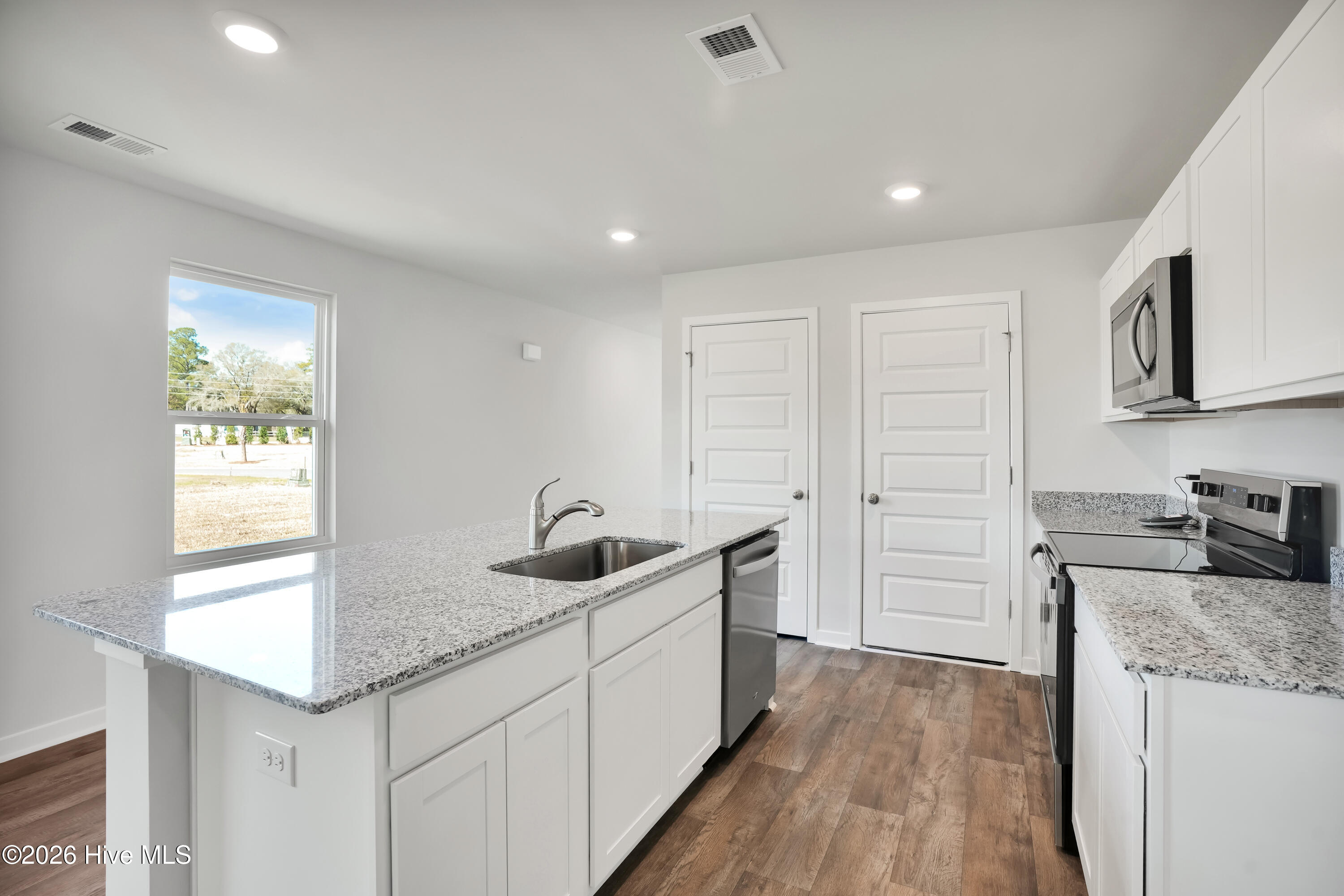 100545392 | Photo 11