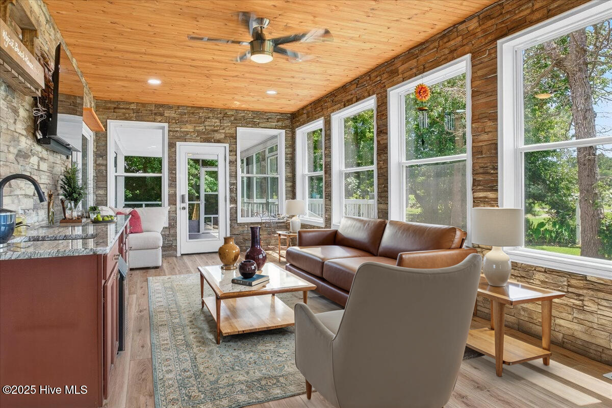 100523832 | Photo 33