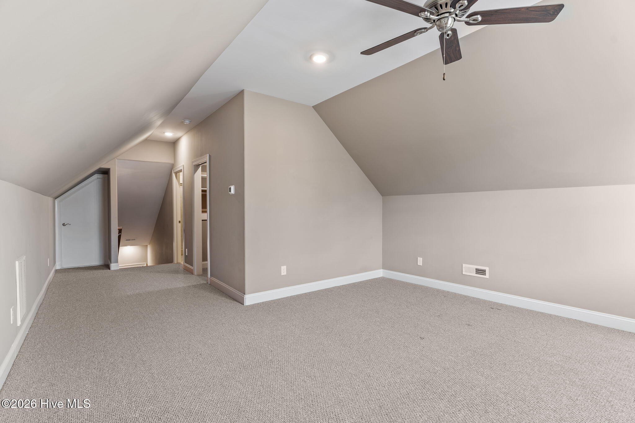 100566700 | Photo 32