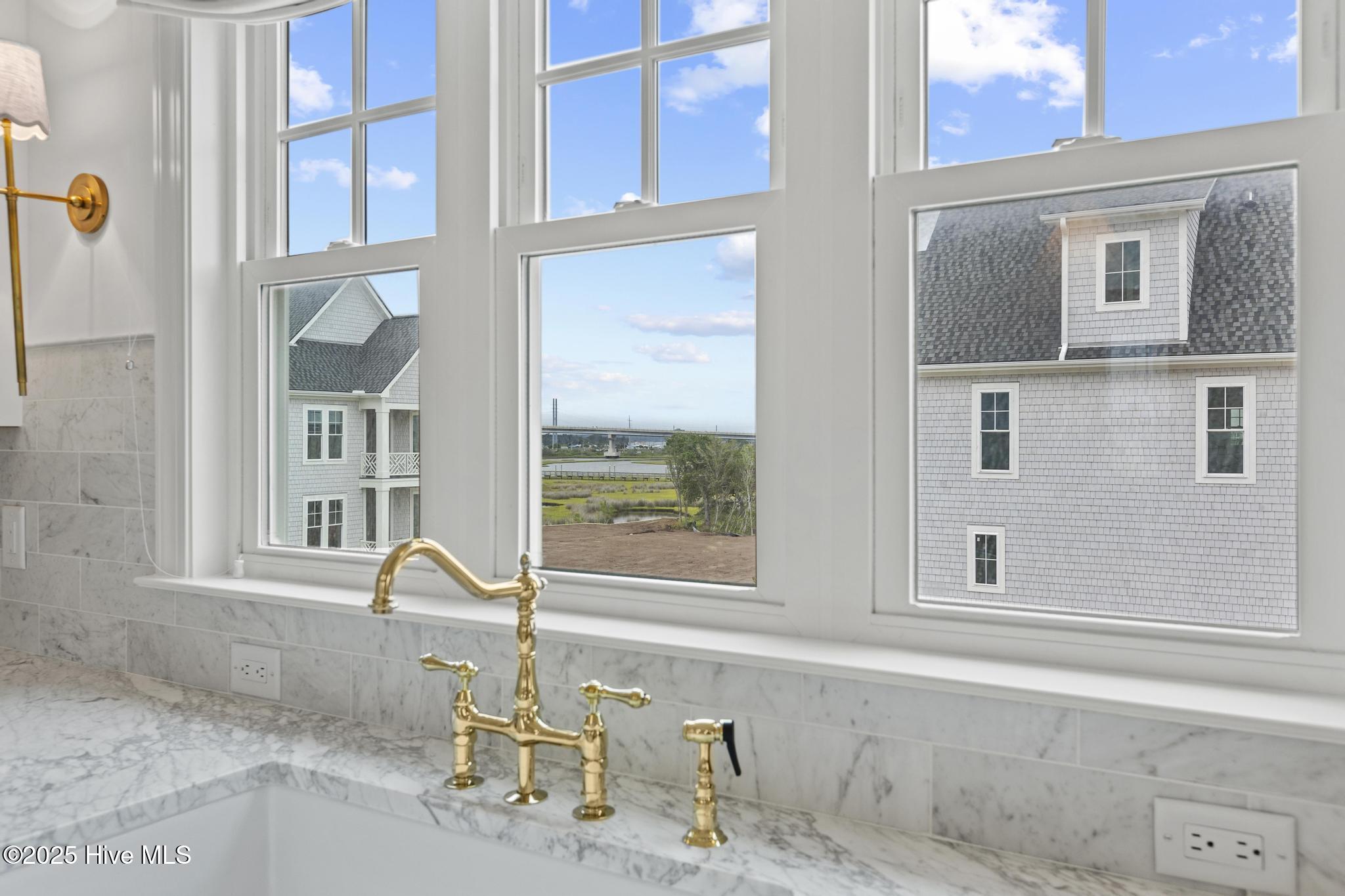 100565849 | Photo 46