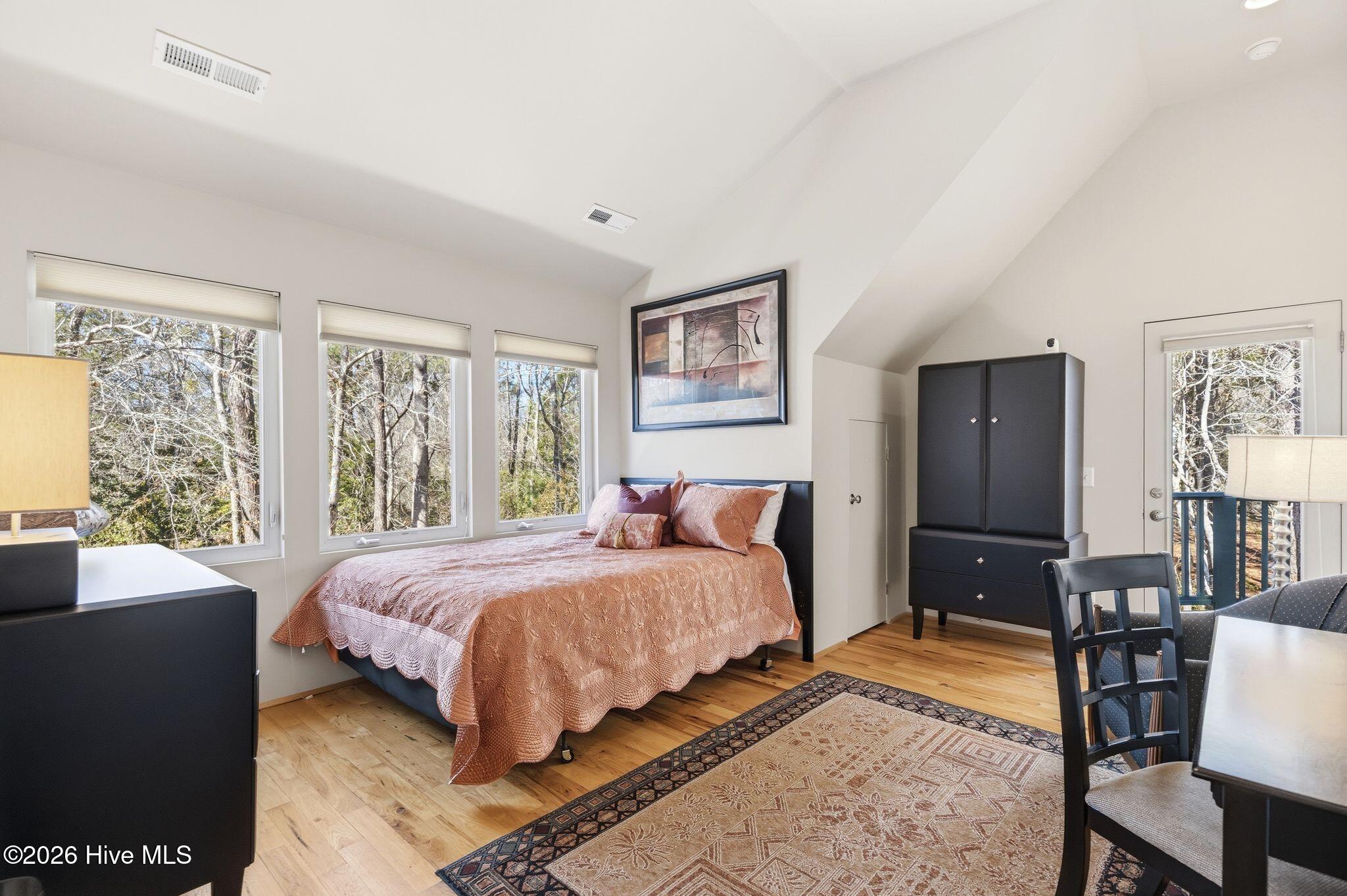 100555834 | Photo 55