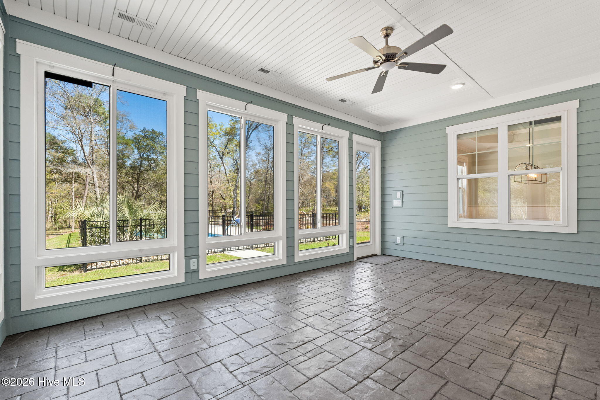 100563423 | Photo 48