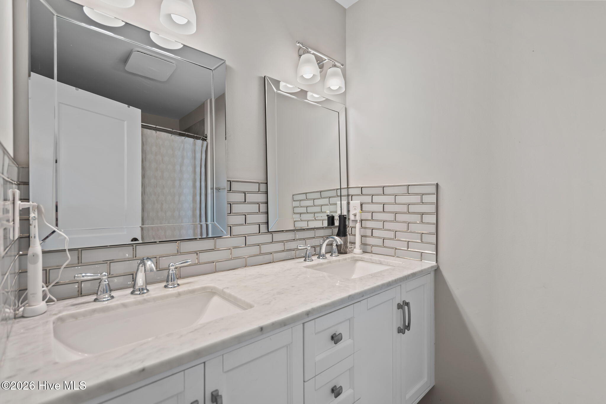 100546520 | Photo 11