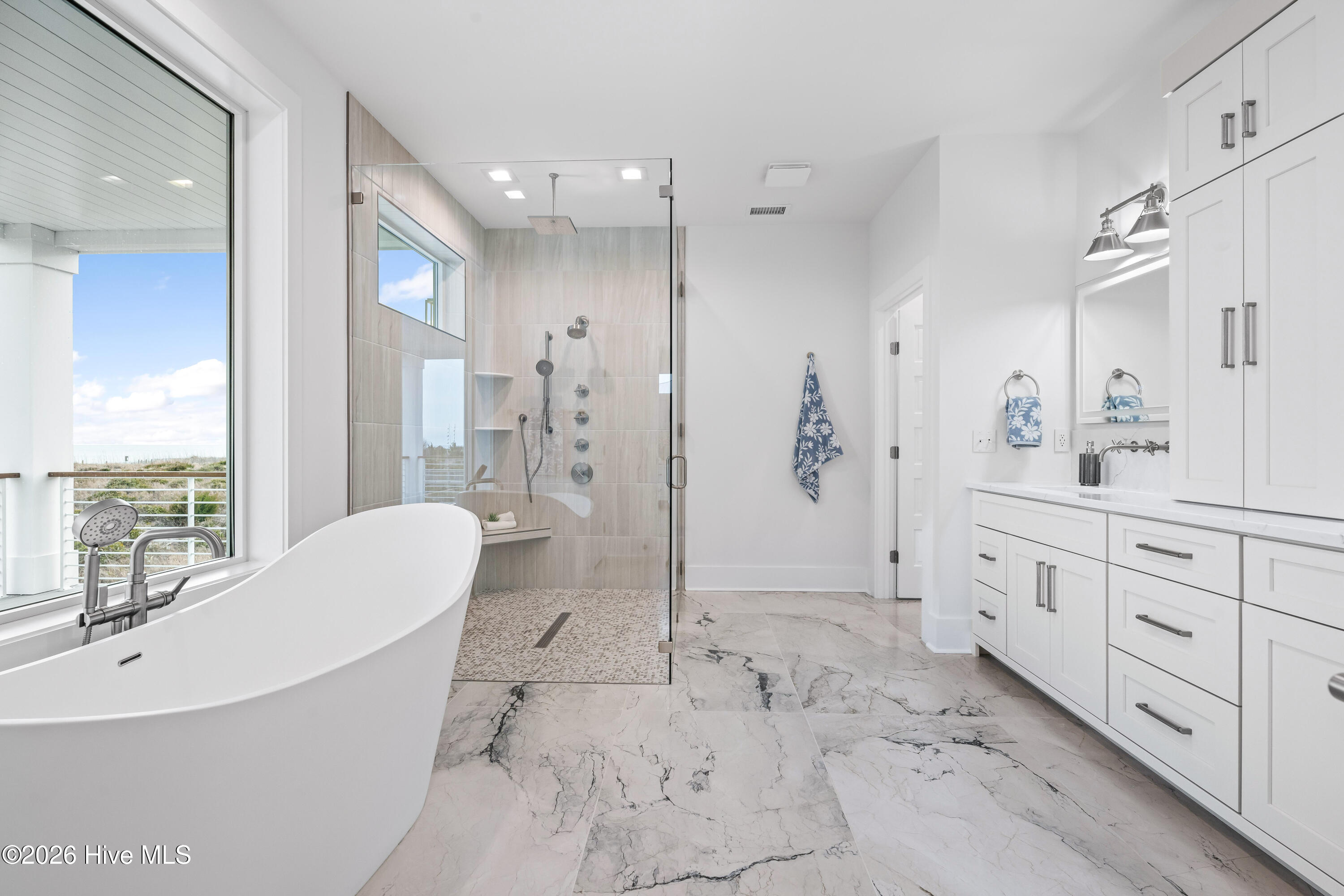 100558368 | Photo 35