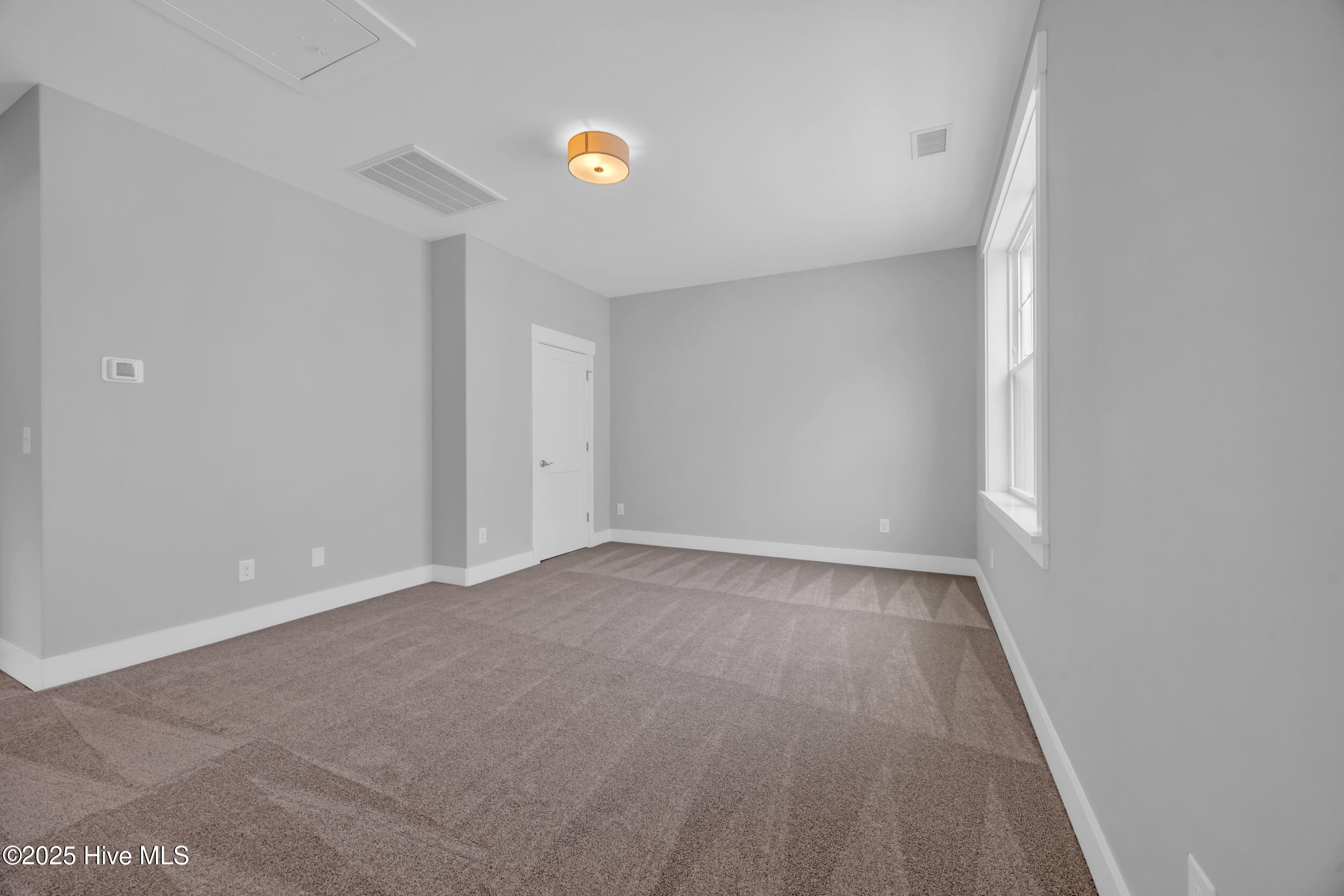 100548865 | Photo 14