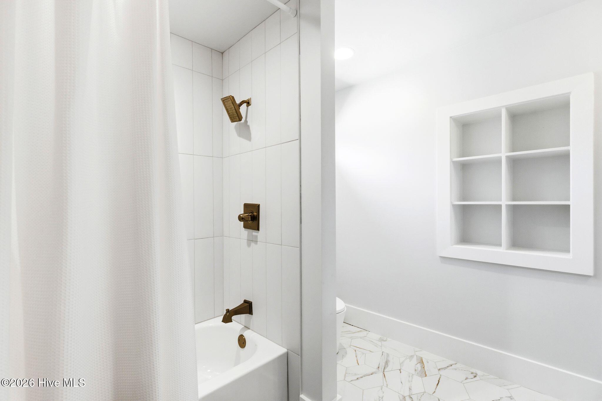 100568012 | Photo 63