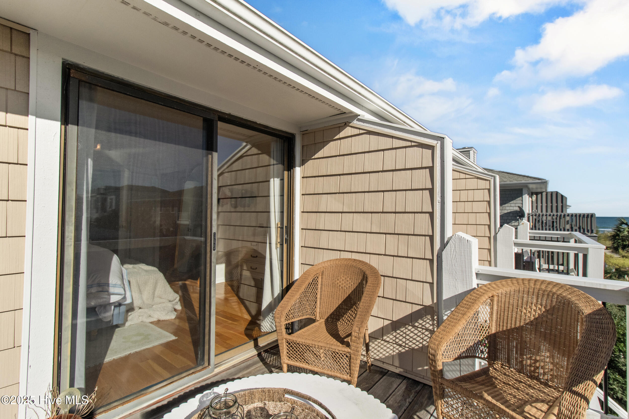 100545997 | Photo 38